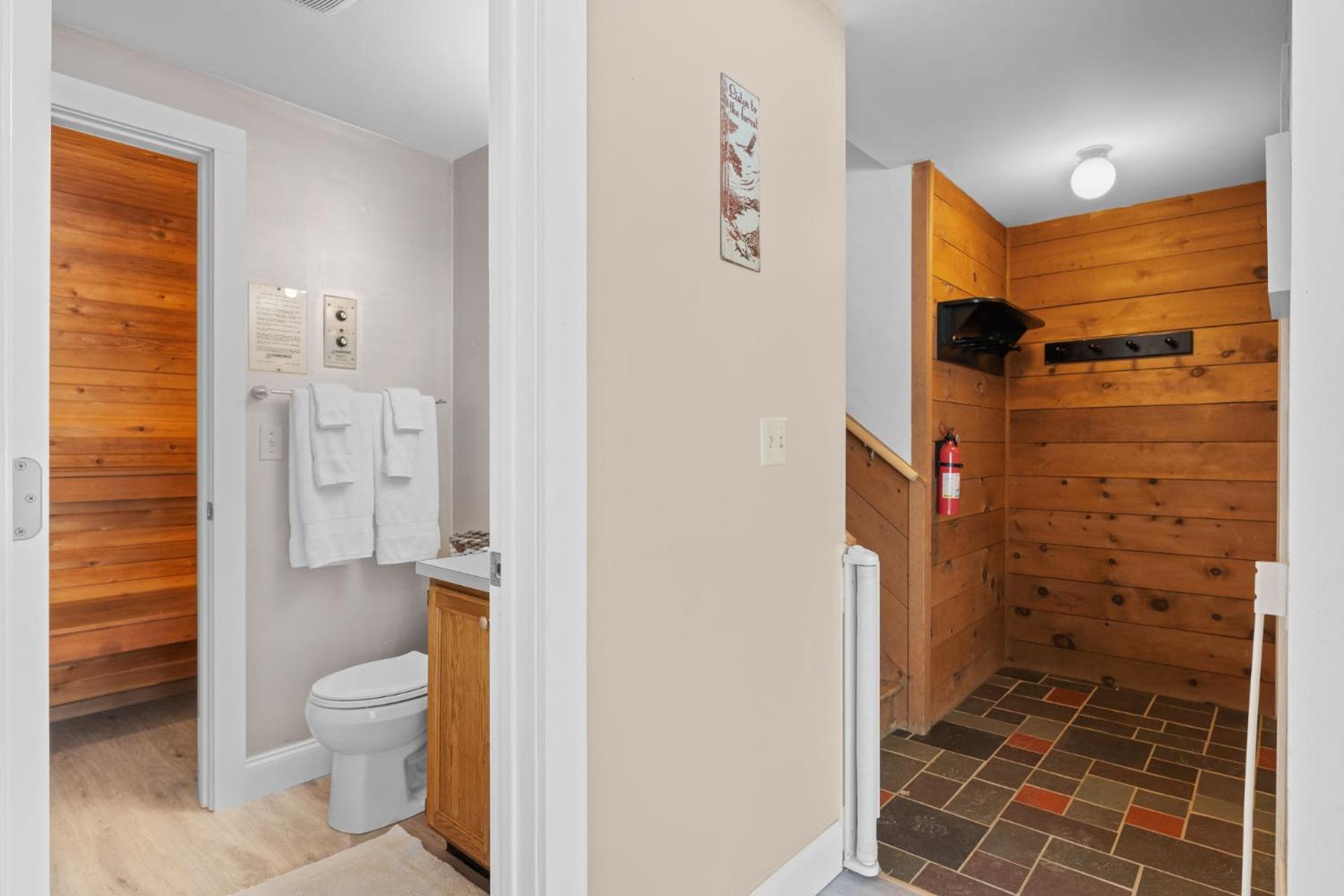 Trailside Village #5 - Slopeside 1BR with Hot Tub and Sauna, Ski In Ski Out on Great Eastern Trail