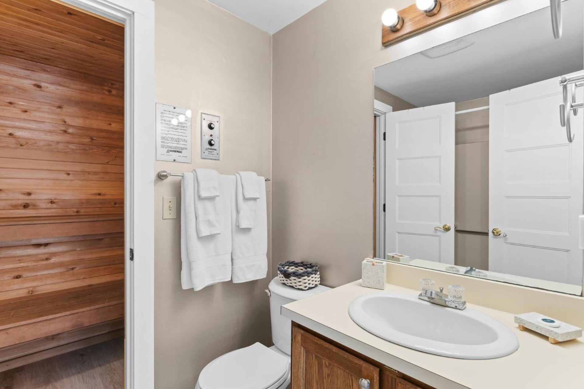 Trailside Village #5 - Slopeside 1BR with Hot Tub and Sauna, Ski In Ski Out on Great Eastern Trail