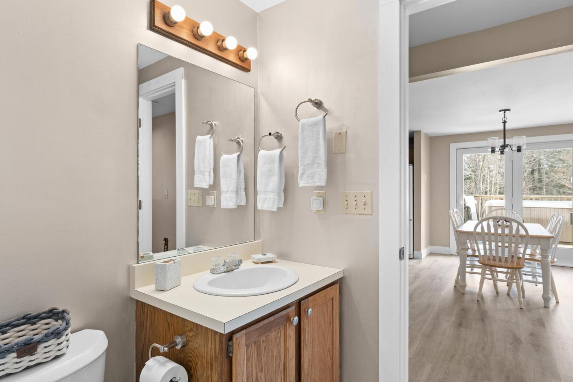 Trailside Village #5 - Slopeside 1BR with Hot Tub and Sauna, Ski In Ski Out on Great Eastern Trail