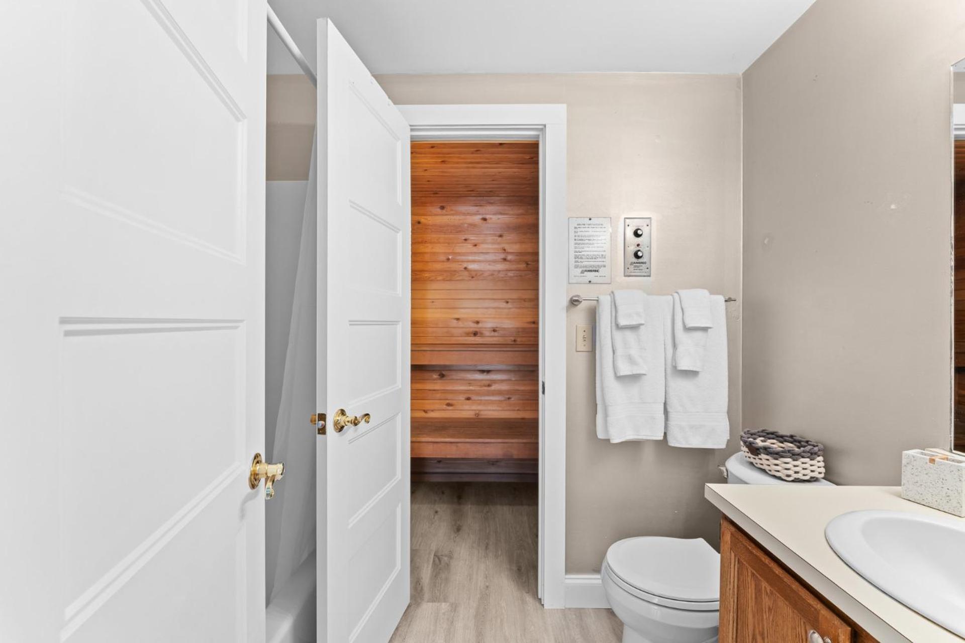 Trailside Village #5 - Slopeside 1BR with Hot Tub and Sauna, Ski In Ski Out on Great Eastern Trail