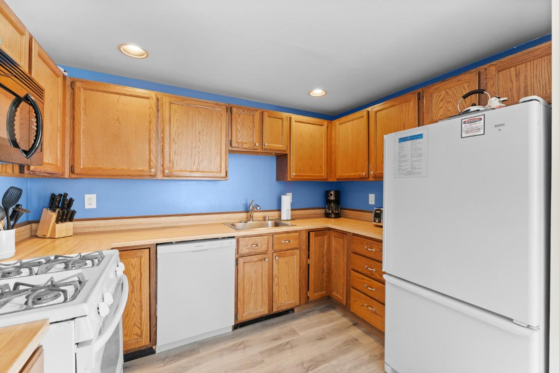 Trailside Village #5 - Slopeside 1BR with Hot Tub and Sauna, Ski In Ski Out on Great Eastern Trail