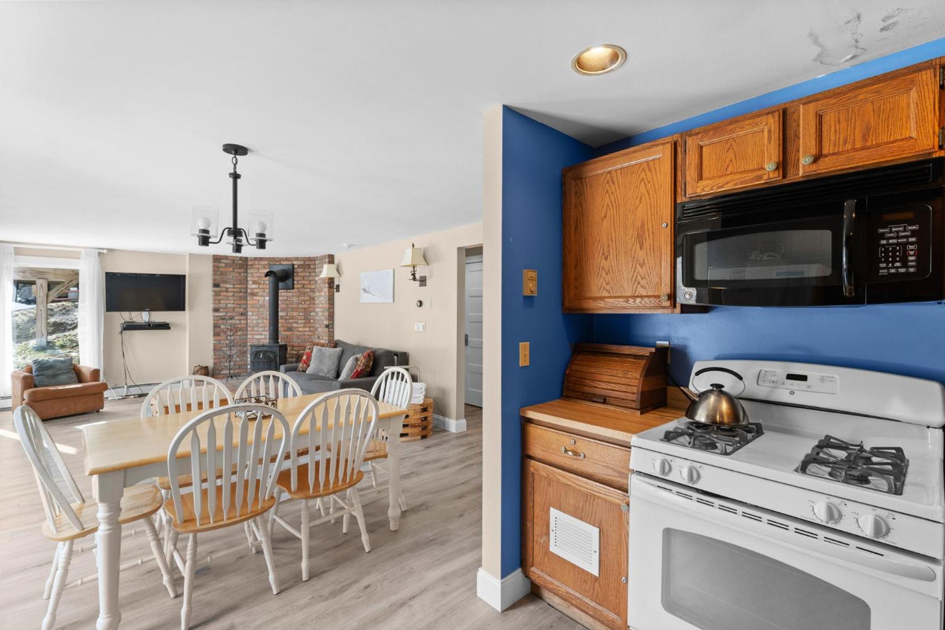 Trailside Village #5 - Slopeside 1BR with Hot Tub and Sauna, Ski In Ski Out on Great Eastern Trail