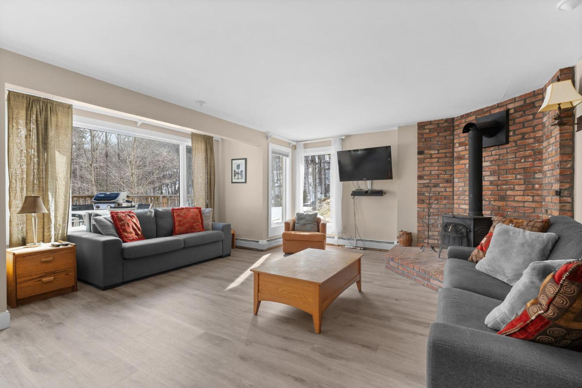 Trailside Village #5 - Slopeside 1BR with Hot Tub and Sauna, Ski In Ski Out on Great Eastern Trail