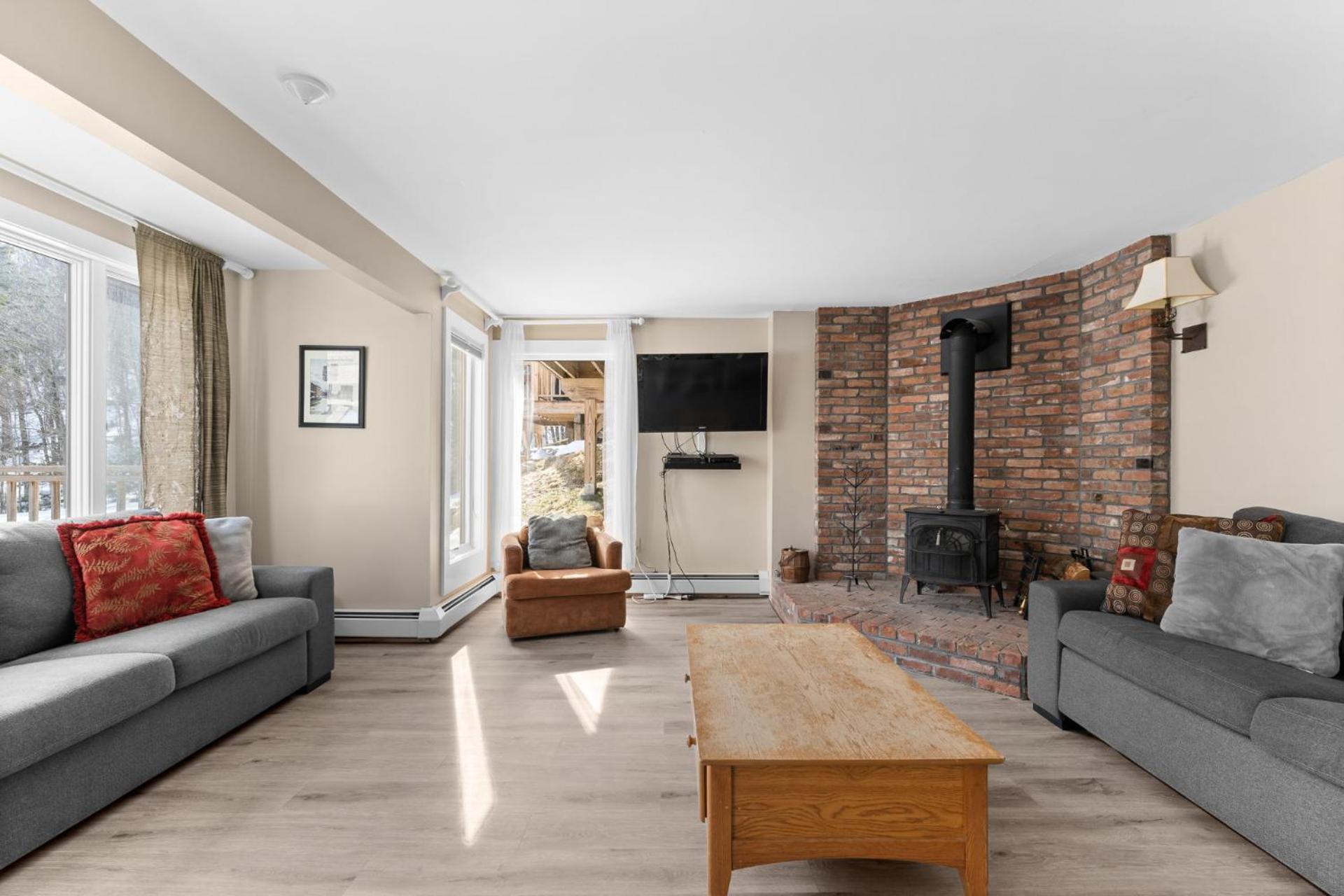 Trailside Village #5 - Slopeside 1BR with Hot Tub and Sauna, Ski In Ski Out on Great Eastern Trail