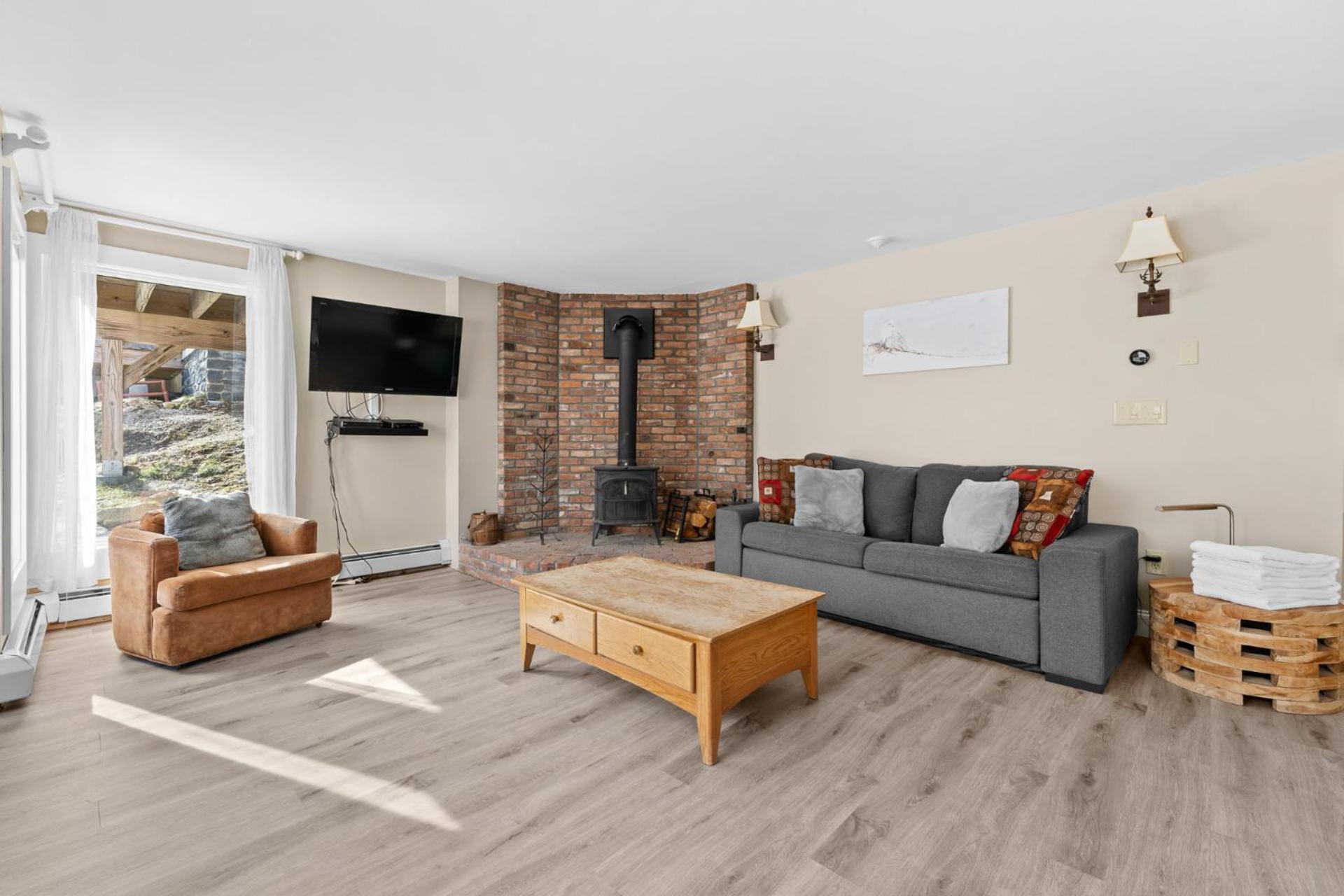 Trailside Village #5 - Slopeside 1BR with Hot Tub and Sauna, Ski In Ski Out on Great Eastern Trail