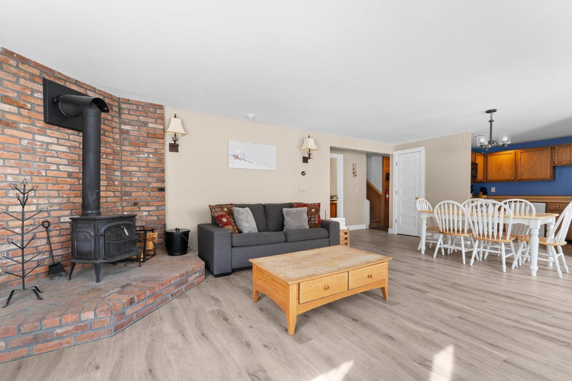 Trailside Village #5 - Slopeside 1BR with Hot Tub and Sauna, Ski In Ski Out on Great Eastern Trail