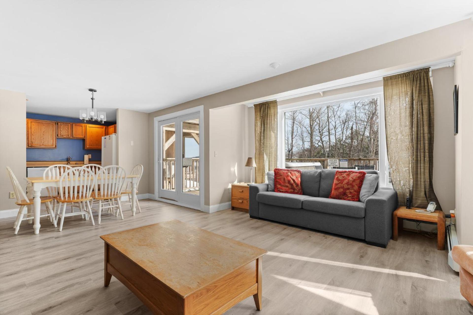 Trailside Village #5 - Slopeside 1BR with Hot Tub and Sauna, Ski In Ski Out on Great Eastern Trail