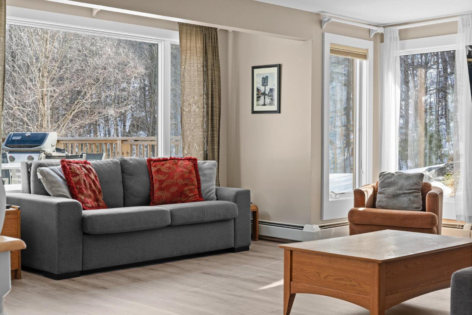 Trailside Village #5 - Slopeside 1BR with Hot Tub and Sauna, Ski In Ski Out on Great Eastern Trail