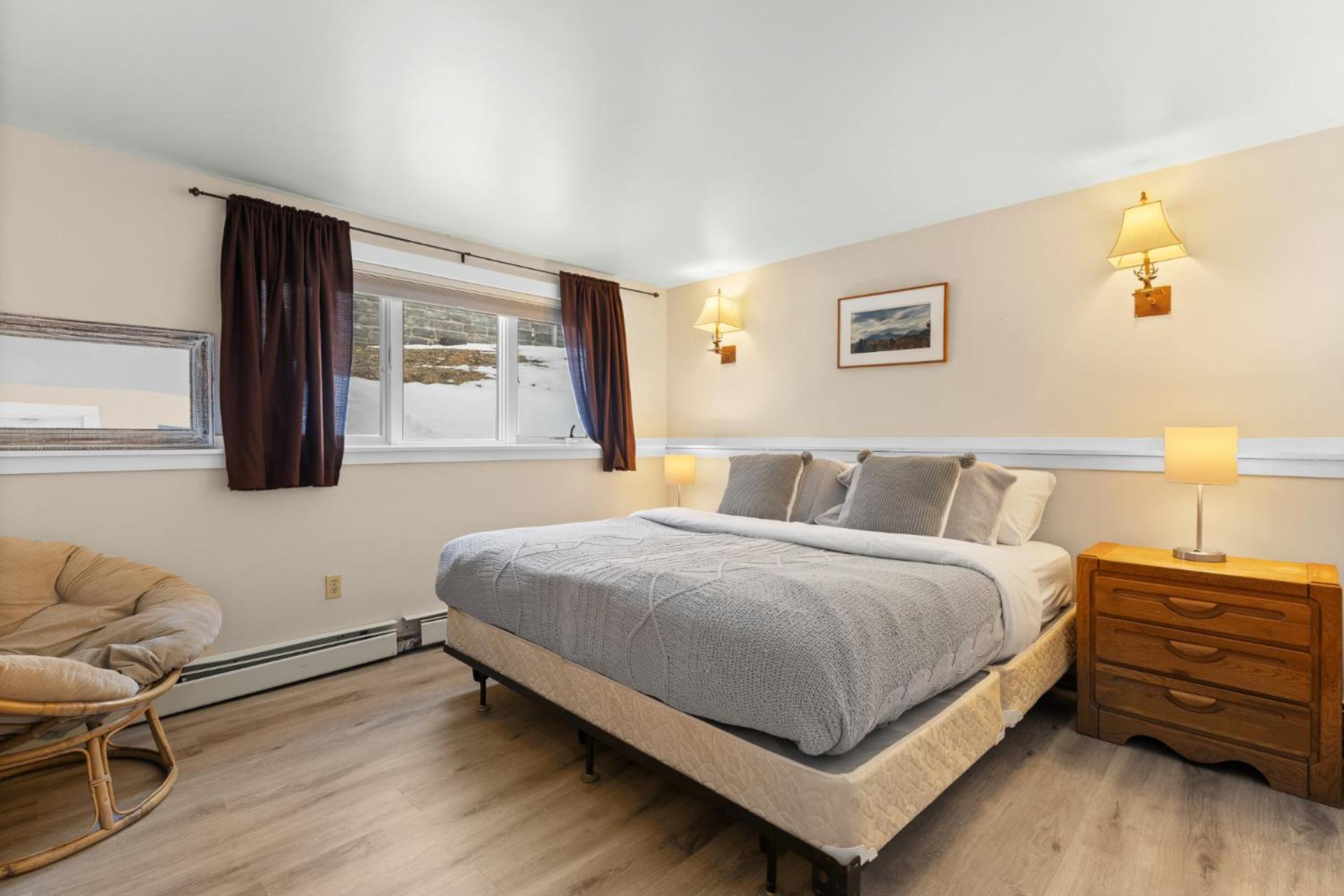 Trailside Village #5 - Slopeside 1BR with Hot Tub and Sauna, Ski In Ski Out on Great Eastern Trail