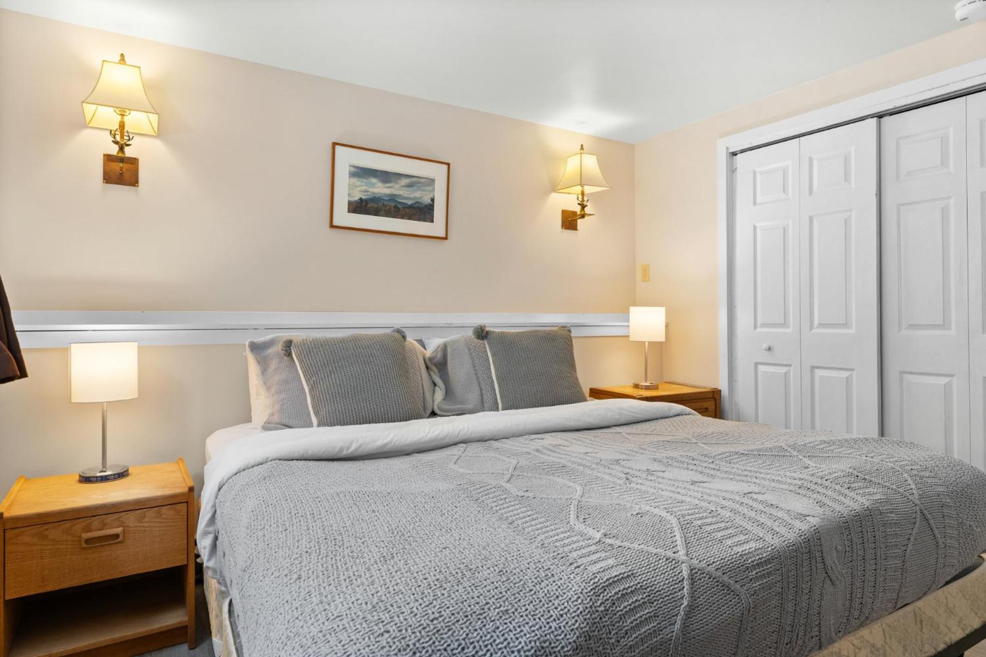Trailside Village #5 - Slopeside 1BR with Hot Tub and Sauna, Ski In Ski Out on Great Eastern Trail