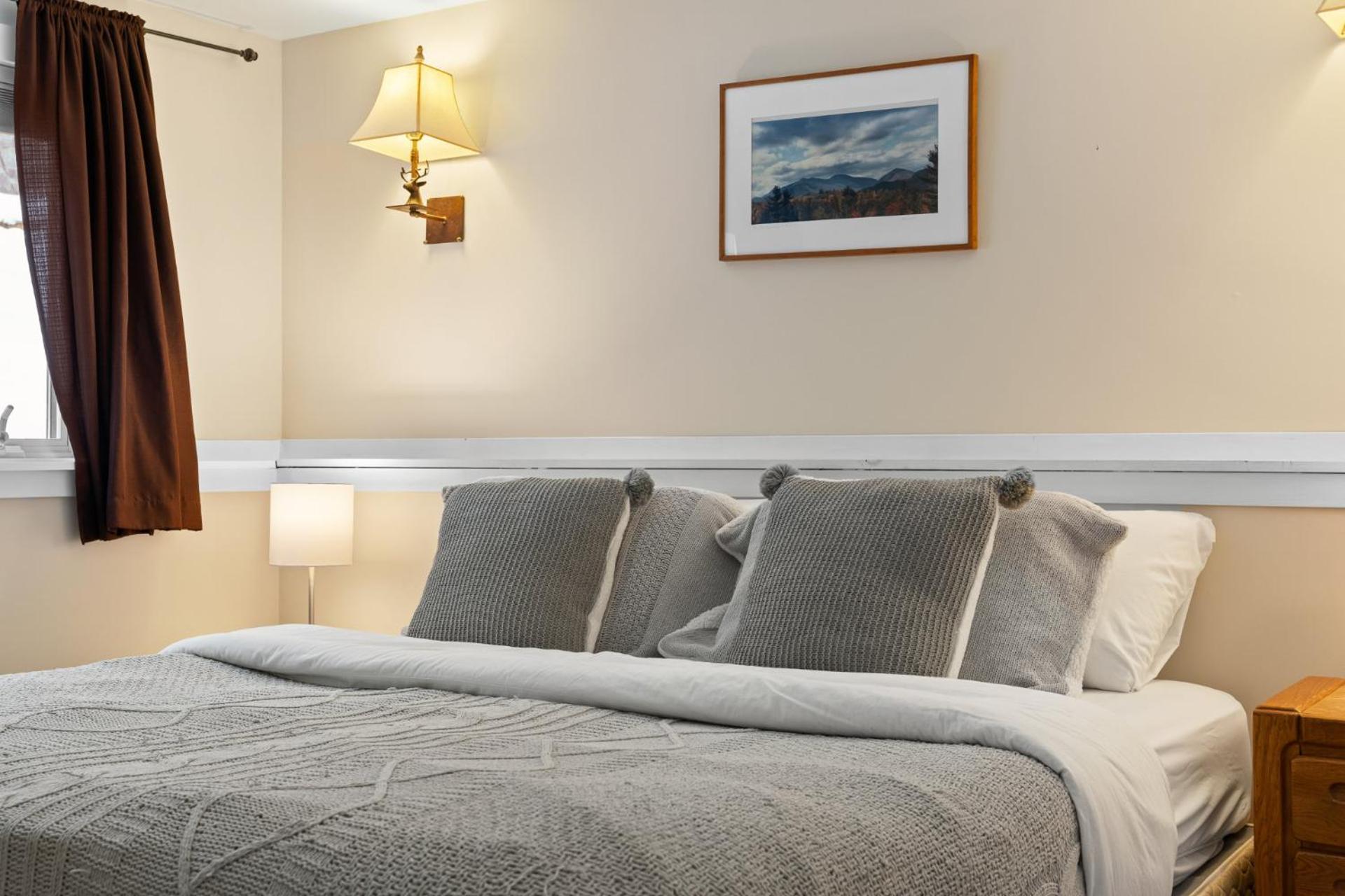 Trailside Village #5 - Slopeside 1BR with Hot Tub and Sauna, Ski In Ski Out on Great Eastern Trail