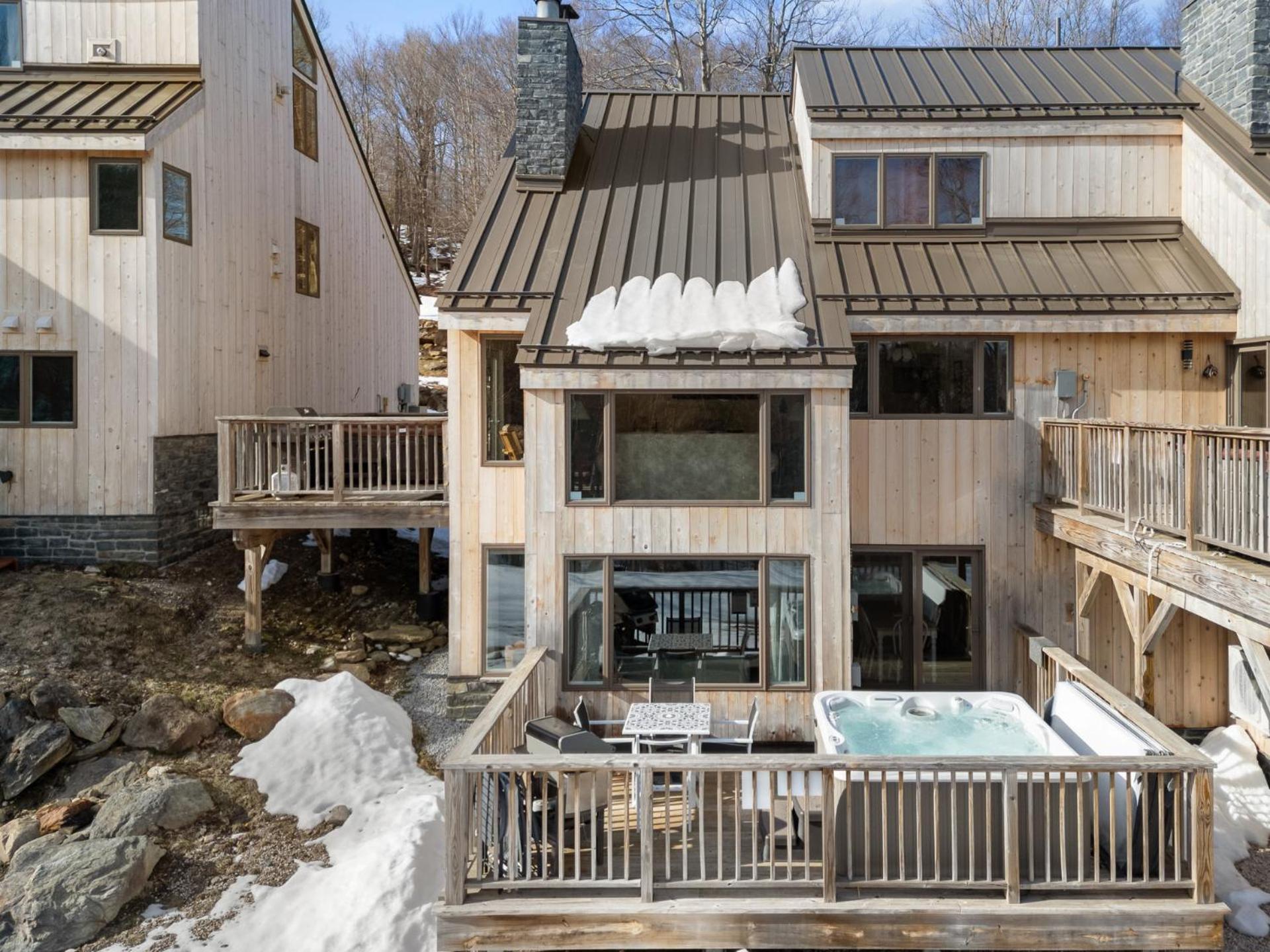 Trailside Village #5 - Slopeside 1BR with Hot Tub and Sauna, Ski In Ski Out on Great Eastern Trail