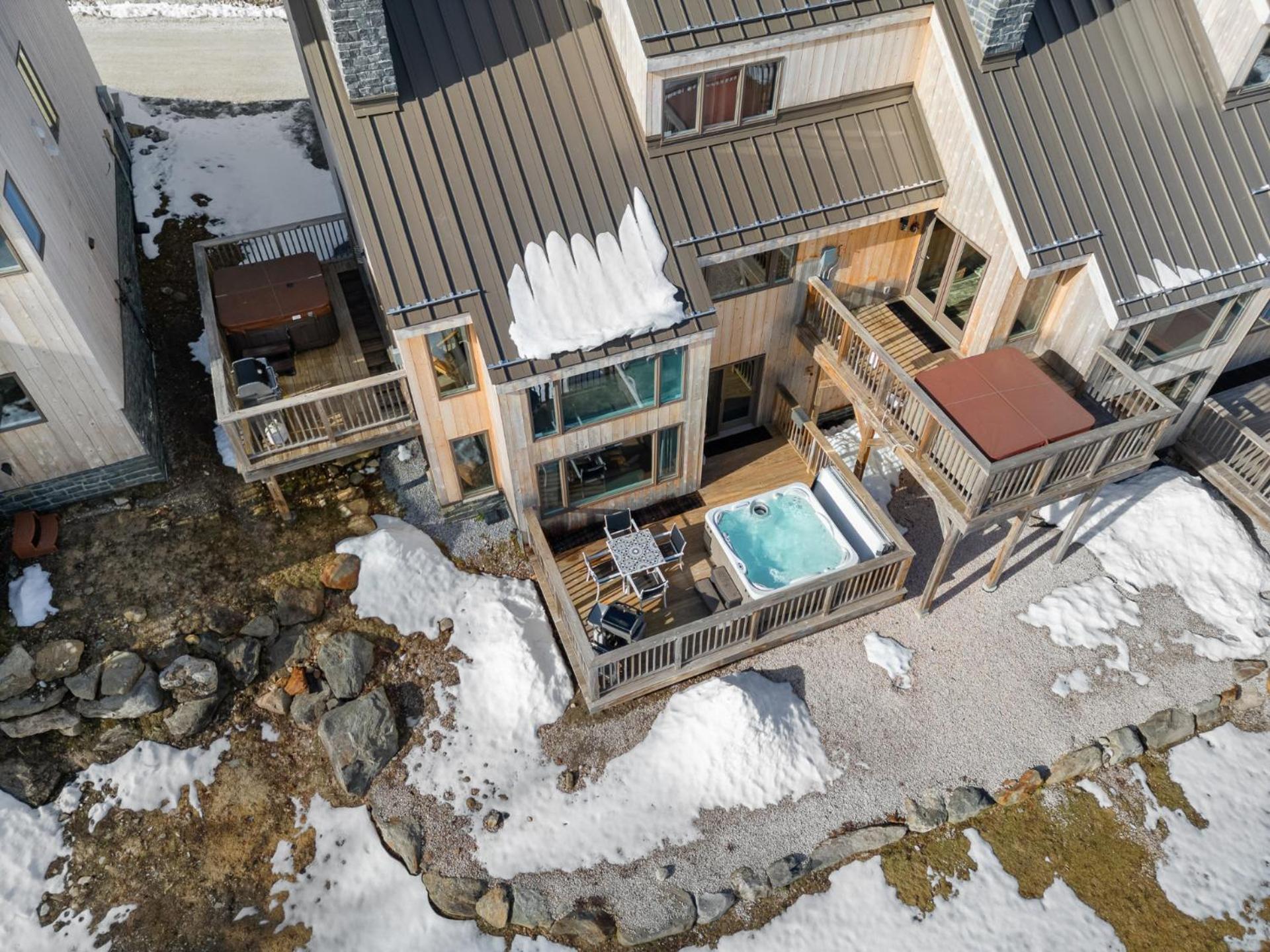 Trailside Village #5 - Slopeside 1BR with Hot Tub and Sauna, Ski In Ski Out on Great Eastern Trail
