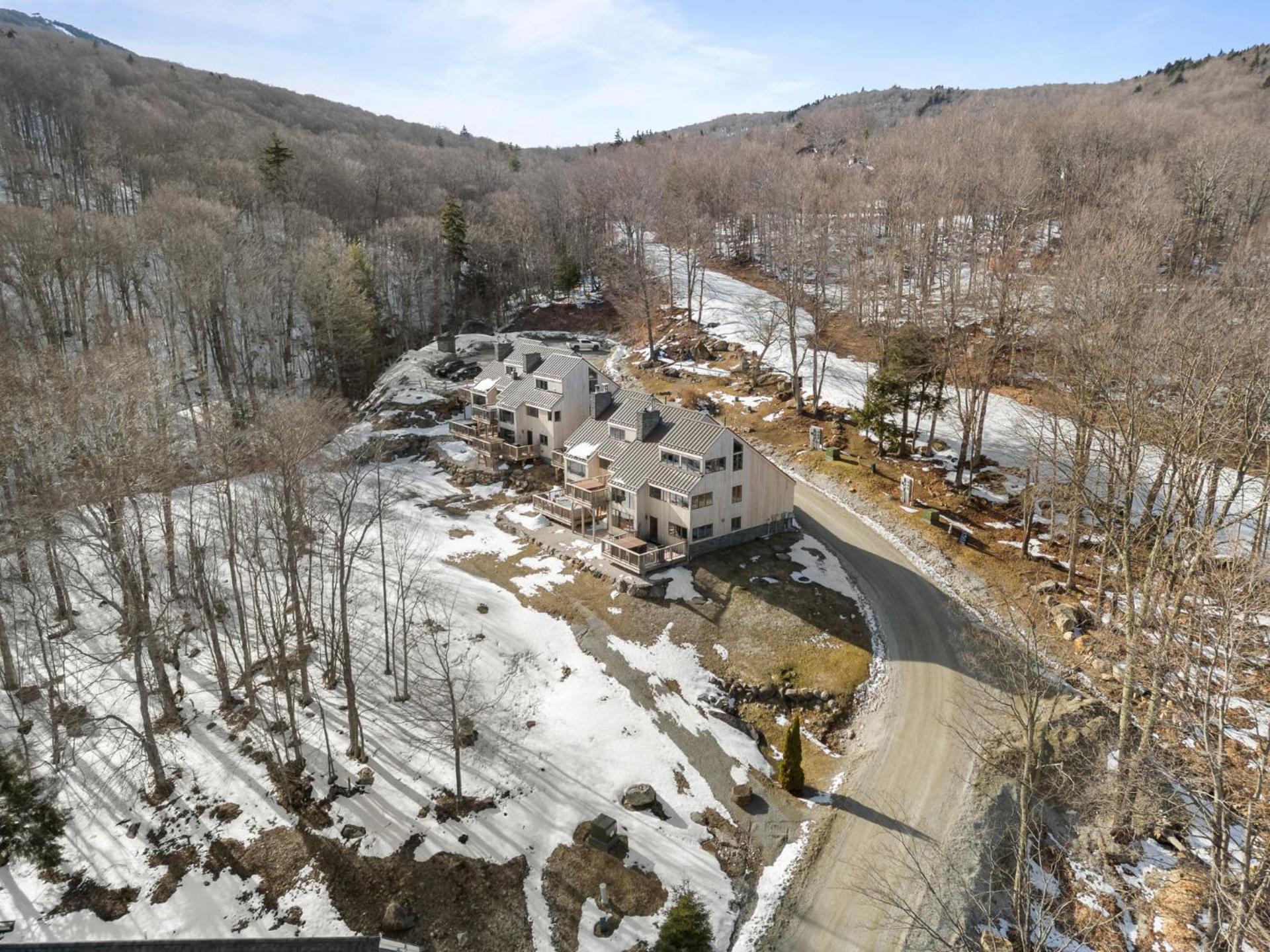 Trailside Village #5 - Slopeside 1BR with Hot Tub and Sauna, Ski In Ski Out on Great Eastern Trail