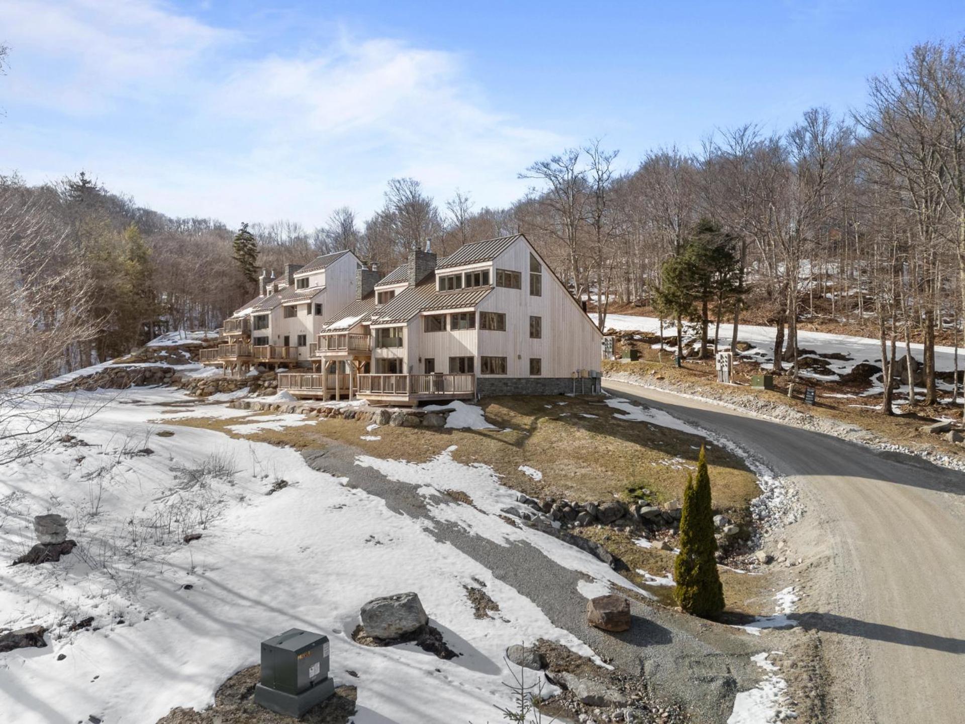 Trailside Village #5 - Slopeside 1BR with Hot Tub and Sauna, Ski In Ski Out on Great Eastern Trail