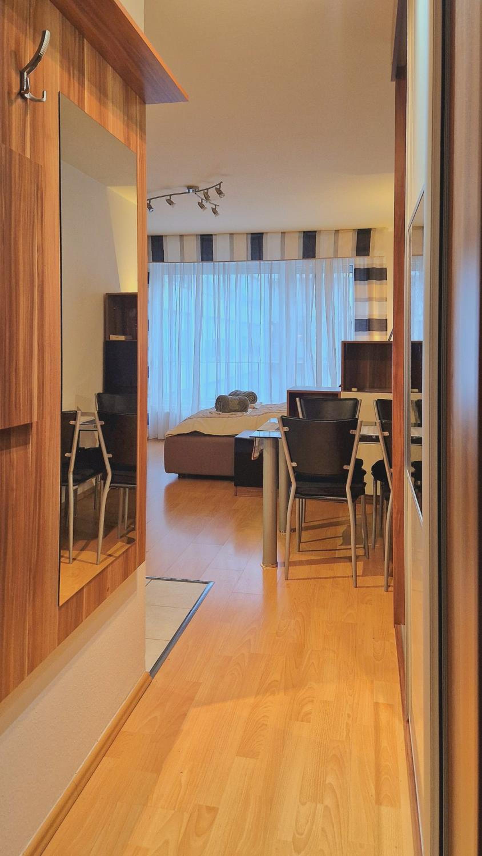 H10 Apartment with FREE PARKING