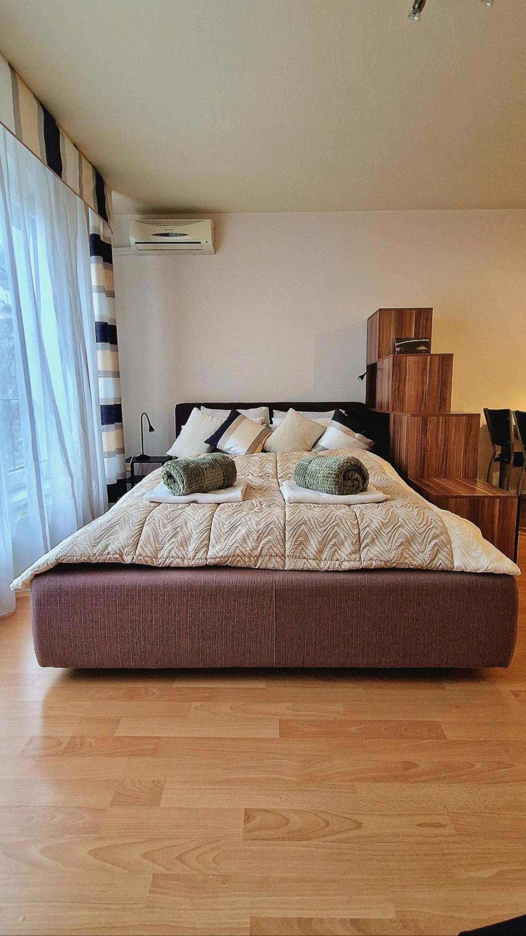 H10 Apartment with FREE PARKING