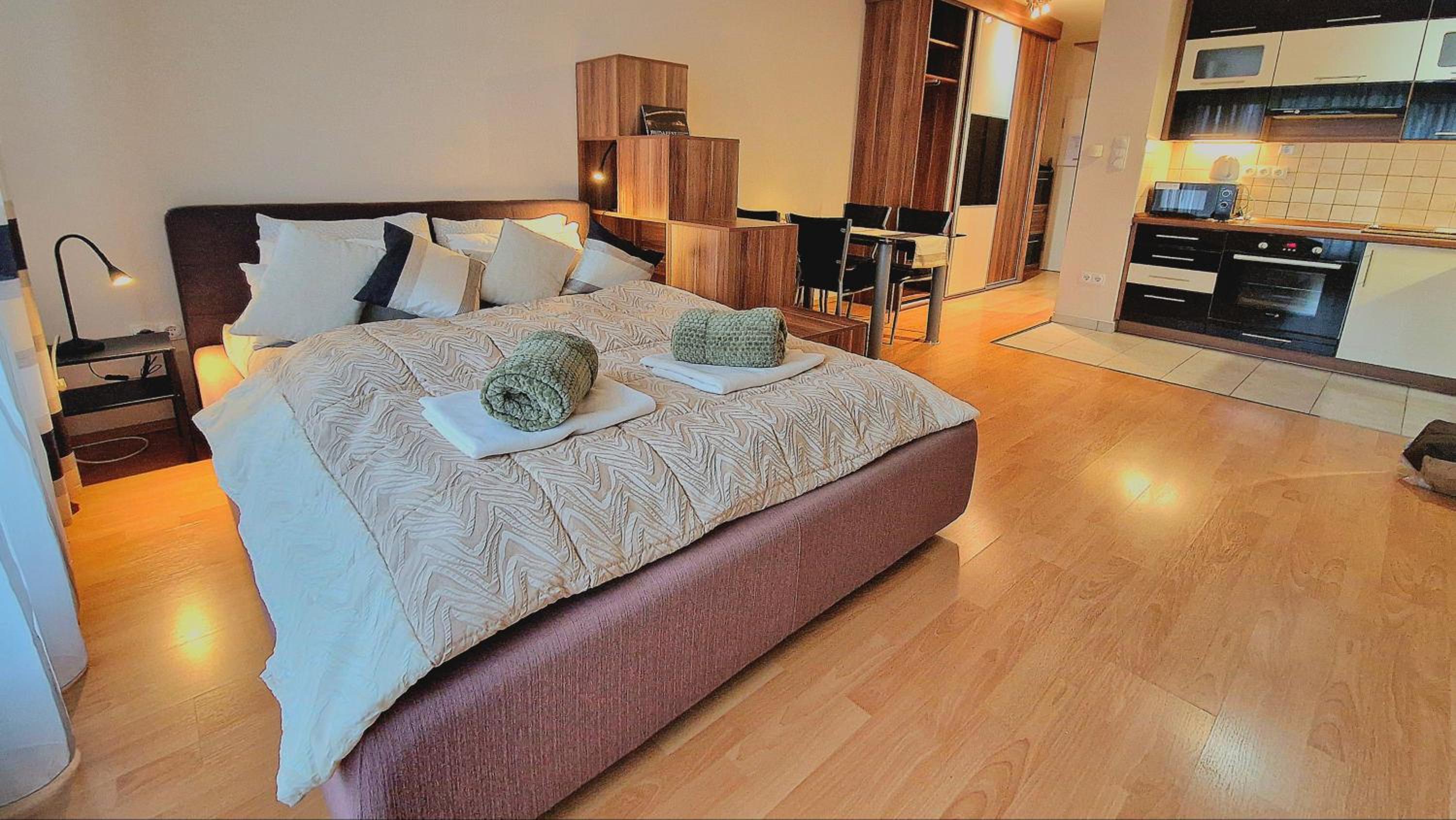 H10 Apartment with FREE PARKING