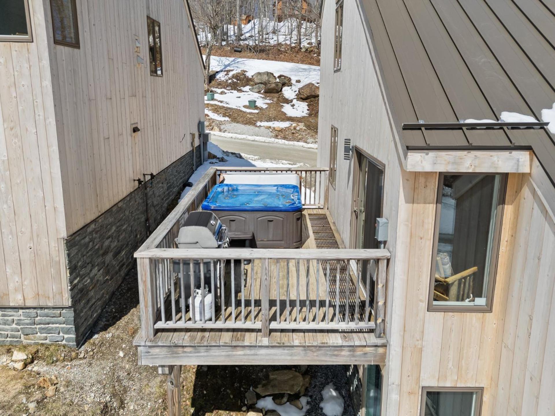 Trailside Village #6 - Slopeside 3BR 2BA, Hot Tub, Sauna, Ski In Ski Out on Great Eastern