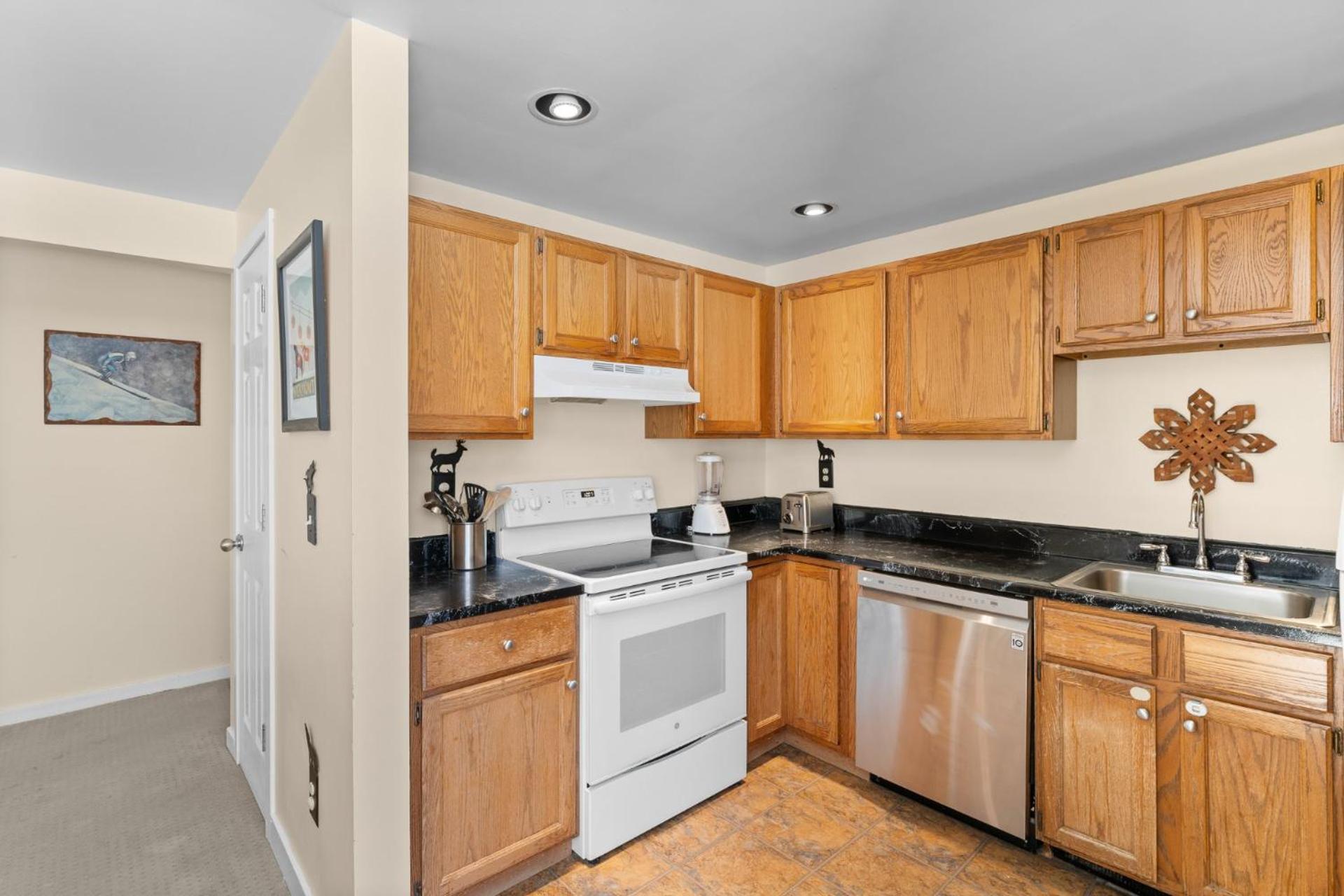 Trailside Village #6 - Slopeside 3BR 2BA, Hot Tub, Sauna, Ski In Ski Out on Great Eastern