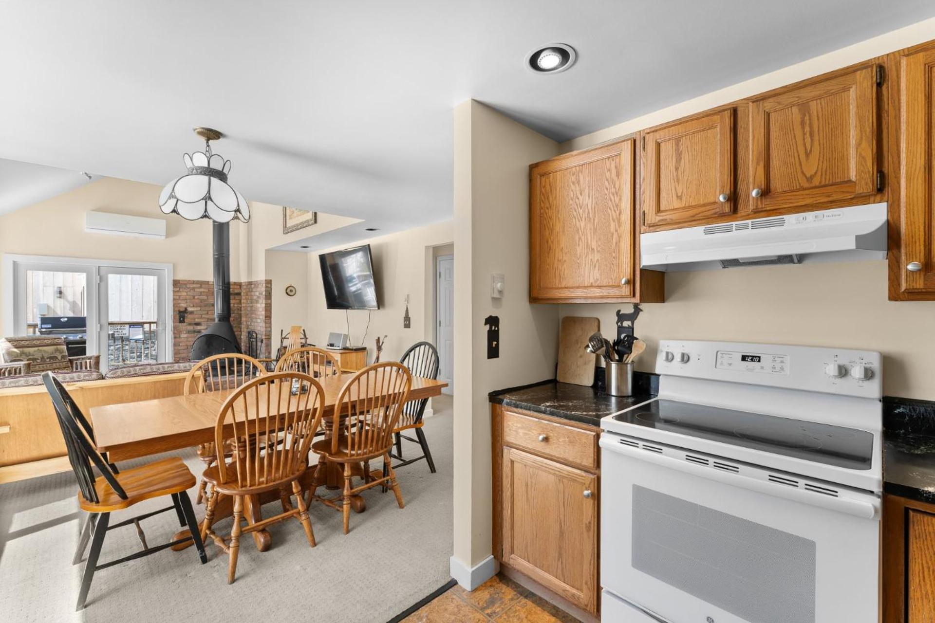 Trailside Village #6 - Slopeside 3BR 2BA, Hot Tub, Sauna, Ski In Ski Out on Great Eastern