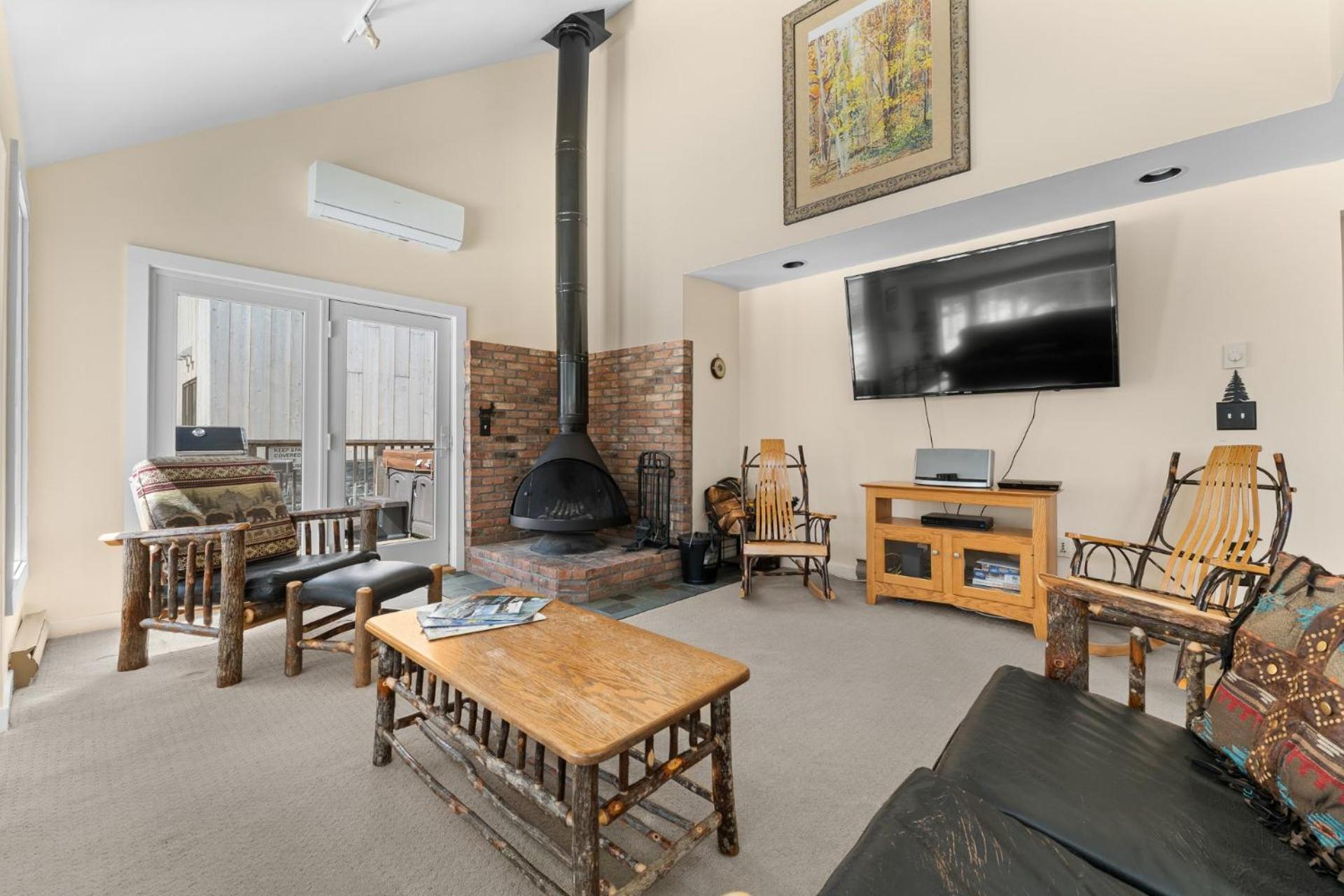 Trailside Village #6 - Slopeside 3BR 2BA, Hot Tub, Sauna, Ski In Ski Out on Great Eastern