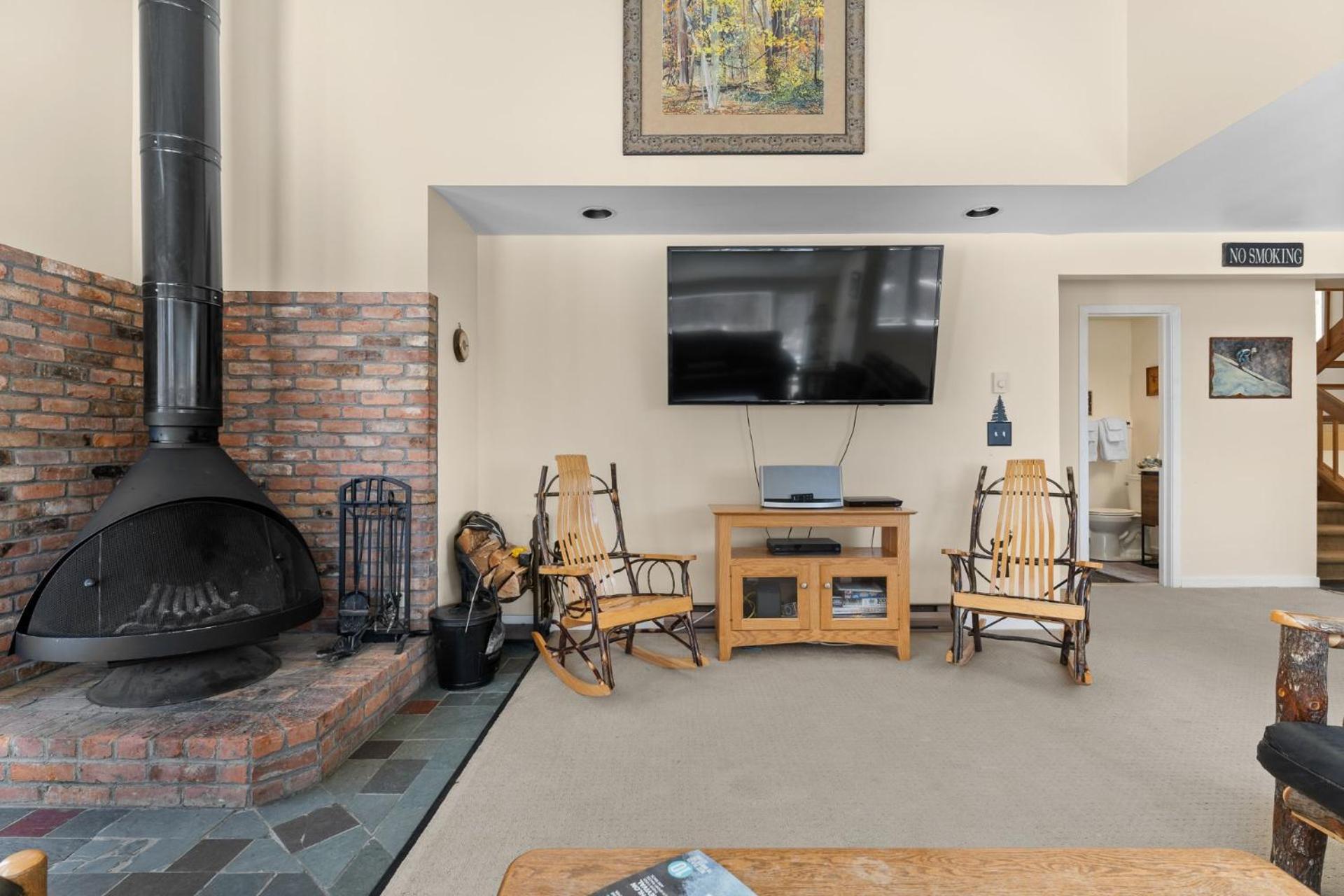 Trailside Village #6 - Slopeside 3BR 2BA, Hot Tub, Sauna, Ski In Ski Out on Great Eastern