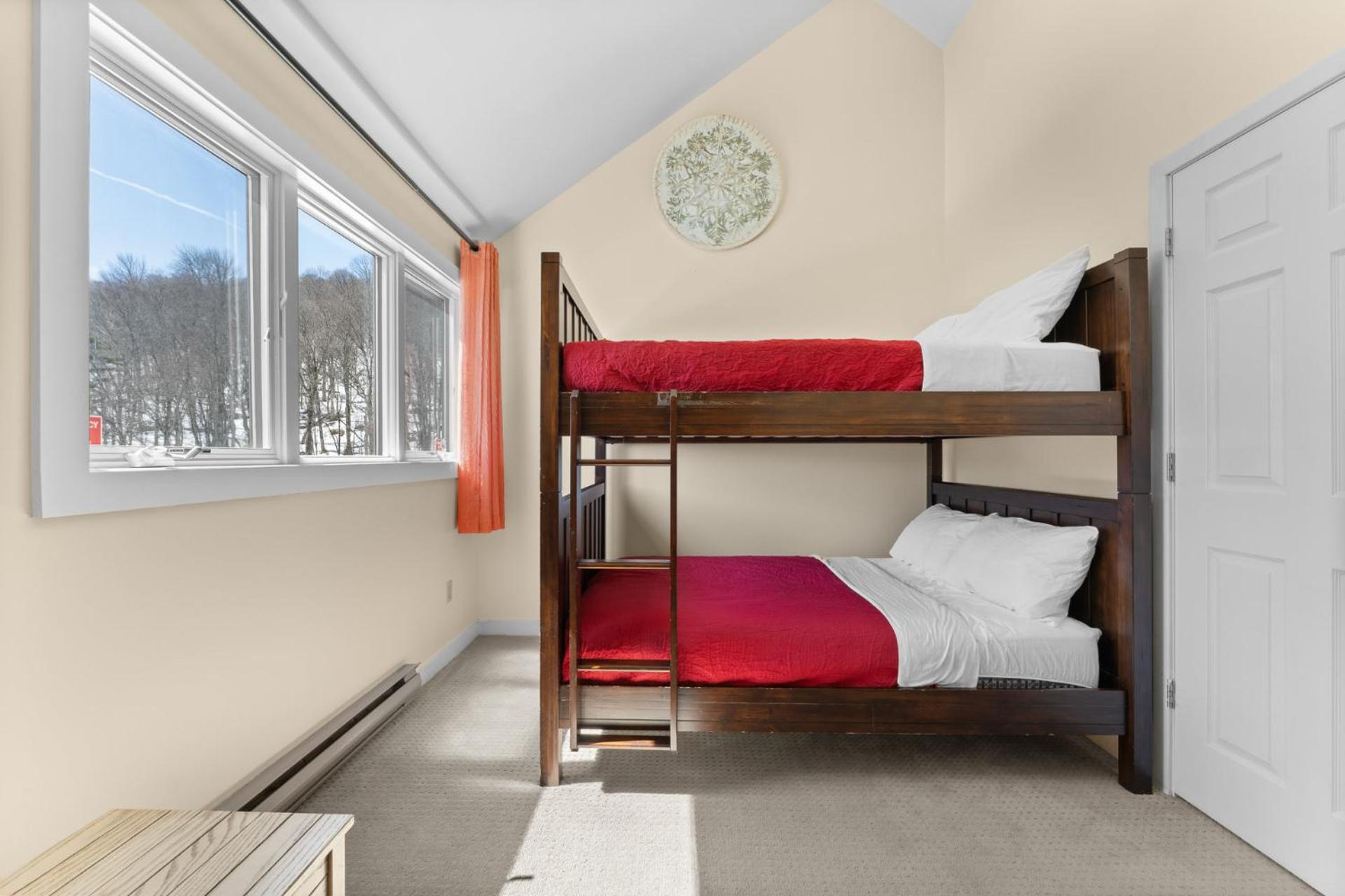 Trailside Village #6 - Slopeside 3BR 2BA, Hot Tub, Sauna, Ski In Ski Out on Great Eastern