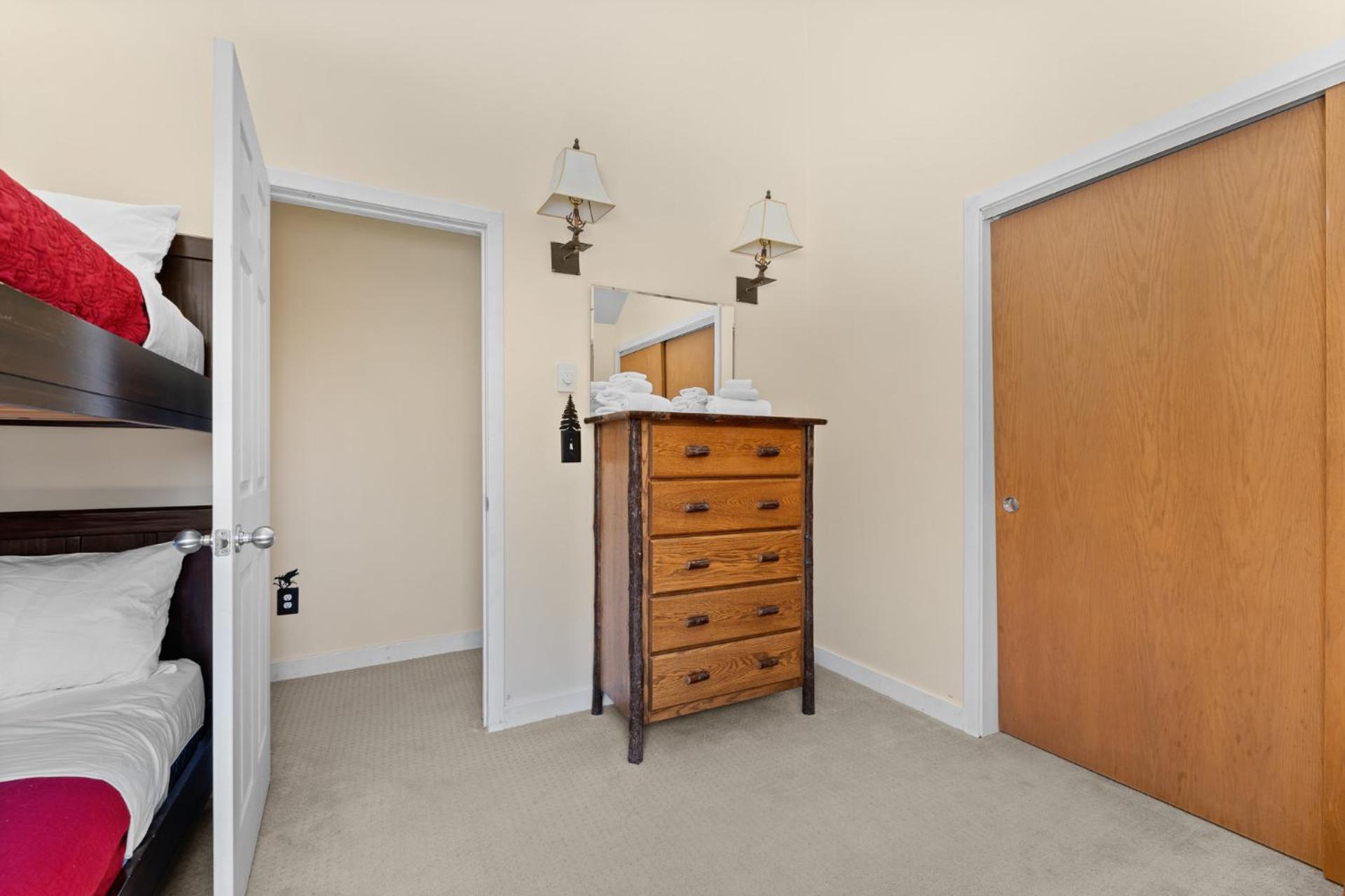 Trailside Village #6 - Slopeside 3BR 2BA, Hot Tub, Sauna, Ski In Ski Out on Great Eastern