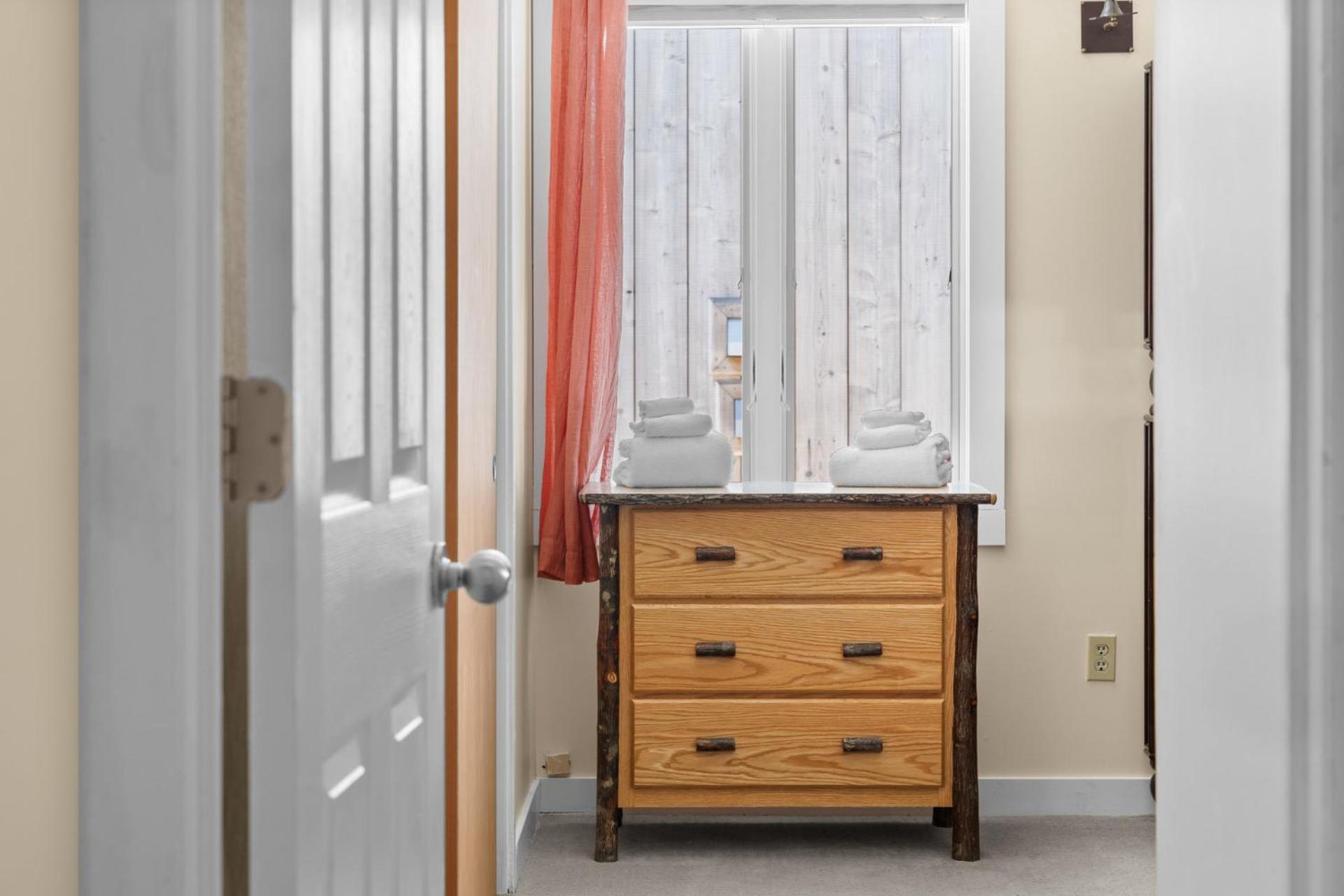 Trailside Village #6 - Slopeside 3BR 2BA, Hot Tub, Sauna, Ski In Ski Out on Great Eastern
