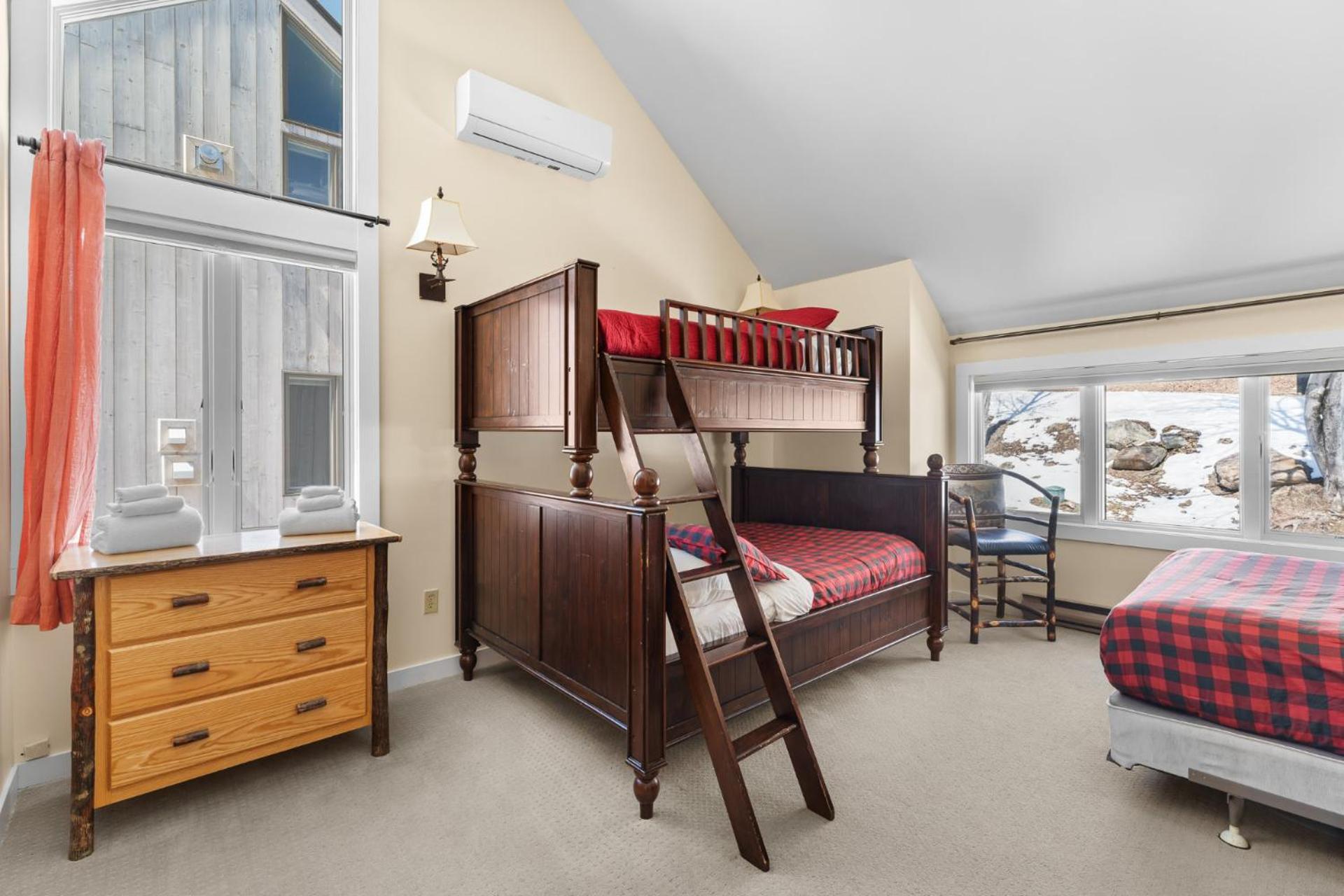 Trailside Village #6 - Slopeside 3BR 2BA, Hot Tub, Sauna, Ski In Ski Out on Great Eastern