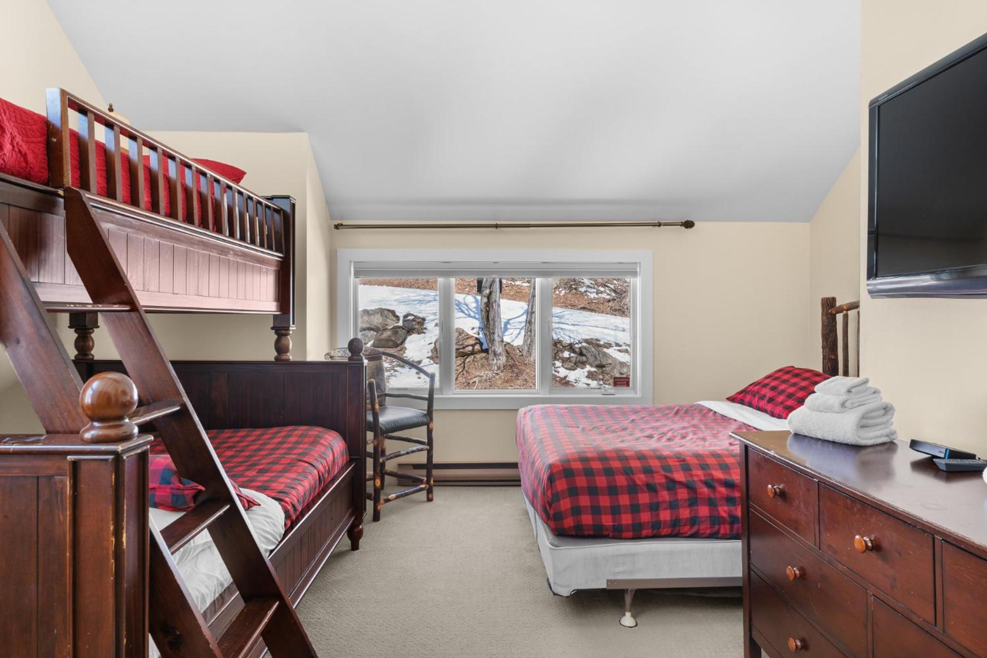 Trailside Village #6 - Slopeside 3BR 2BA, Hot Tub, Sauna, Ski In Ski Out on Great Eastern