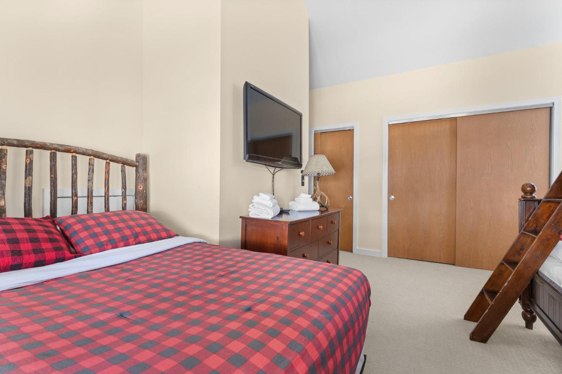 Trailside Village #6 - Slopeside 3BR 2BA, Hot Tub, Sauna, Ski In Ski Out on Great Eastern