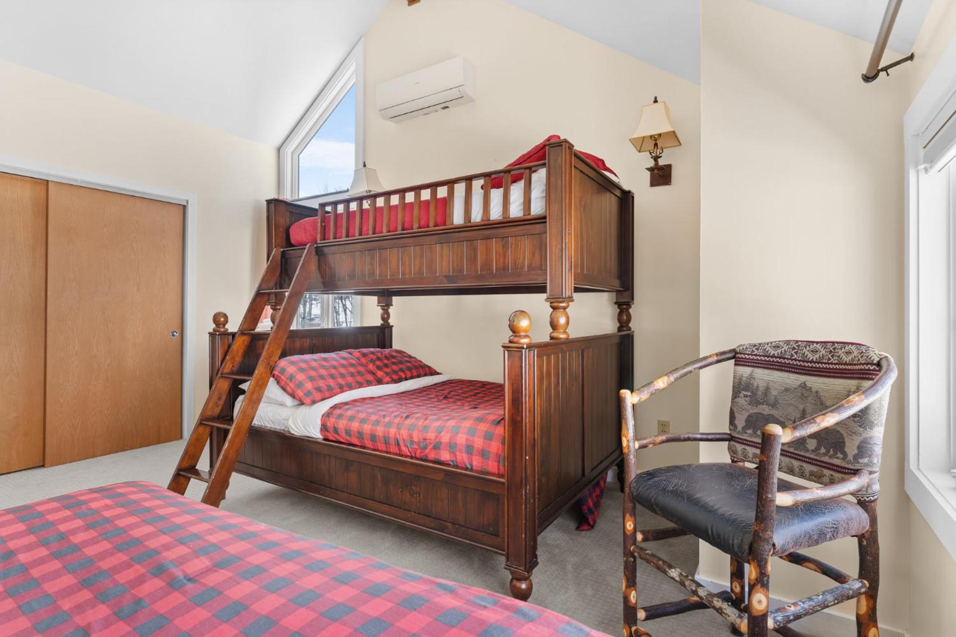 Trailside Village #6 - Slopeside 3BR 2BA, Hot Tub, Sauna, Ski In Ski Out on Great Eastern