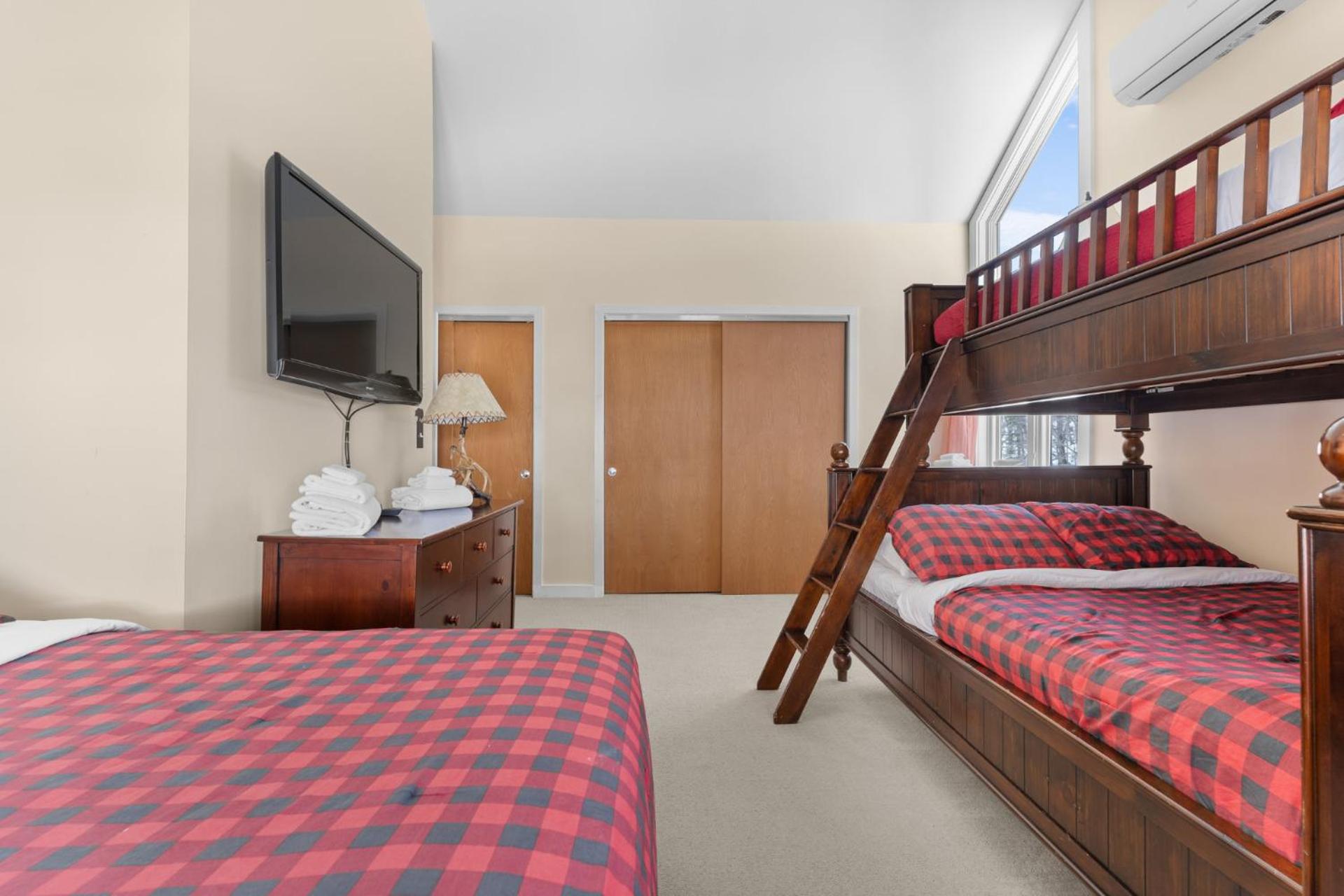 Trailside Village #6 - Slopeside 3BR 2BA, Hot Tub, Sauna, Ski In Ski Out on Great Eastern