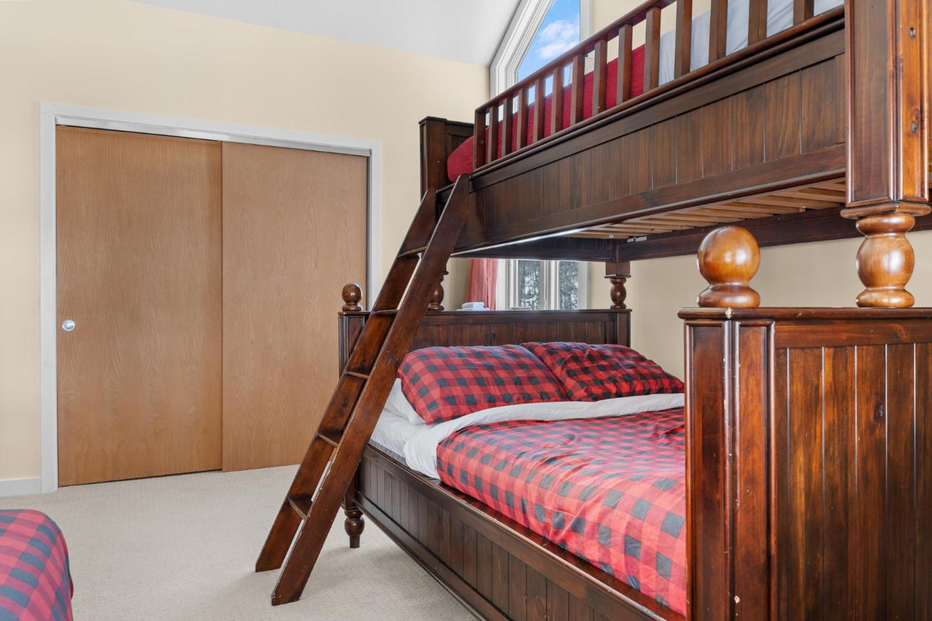 Trailside Village #6 - Slopeside 3BR 2BA, Hot Tub, Sauna, Ski In Ski Out on Great Eastern
