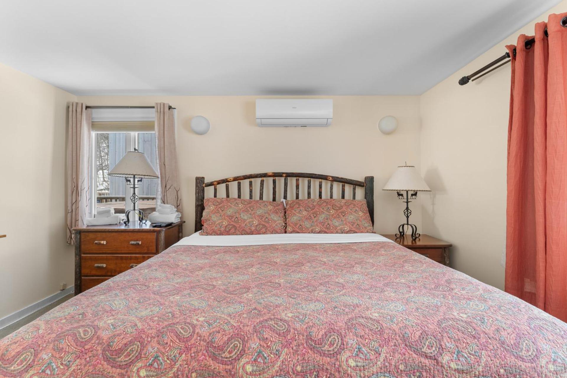 Trailside Village #6 - Slopeside 3BR 2BA, Hot Tub, Sauna, Ski In Ski Out on Great Eastern