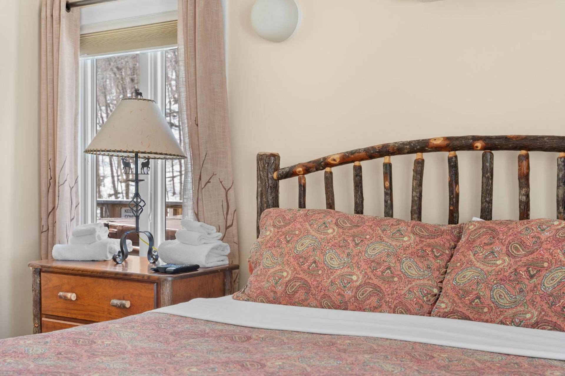 Trailside Village #6 - Slopeside 3BR 2BA, Hot Tub, Sauna, Ski In Ski Out on Great Eastern
