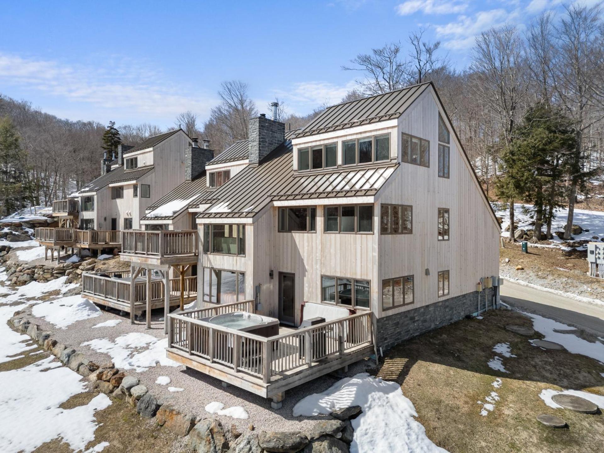 Trailside Village #7 - Slopeside 1BR with Hot Tub, Sauna and BBQ, Ski In Ski Out