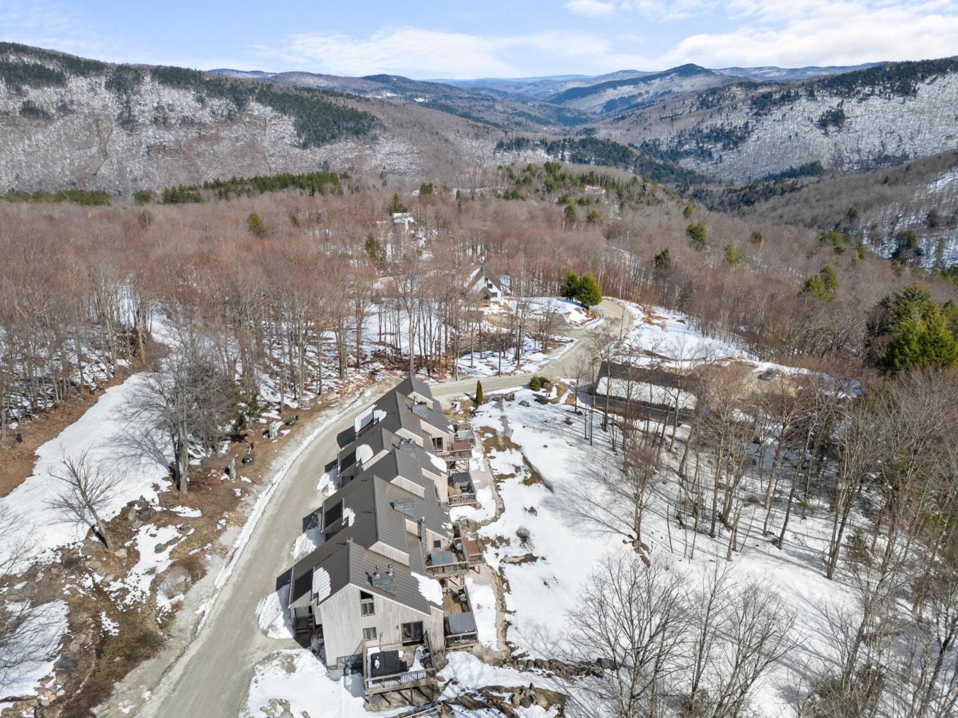 Trailside Village #7 - Slopeside 1BR with Hot Tub, Sauna and BBQ, Ski In Ski Out