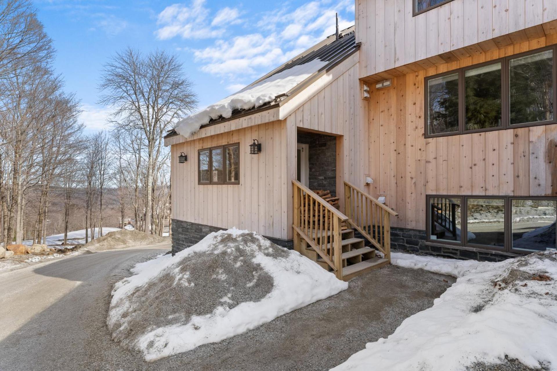 Trailside Village #7 - Slopeside 1BR with Hot Tub, Sauna and BBQ, Ski In Ski Out