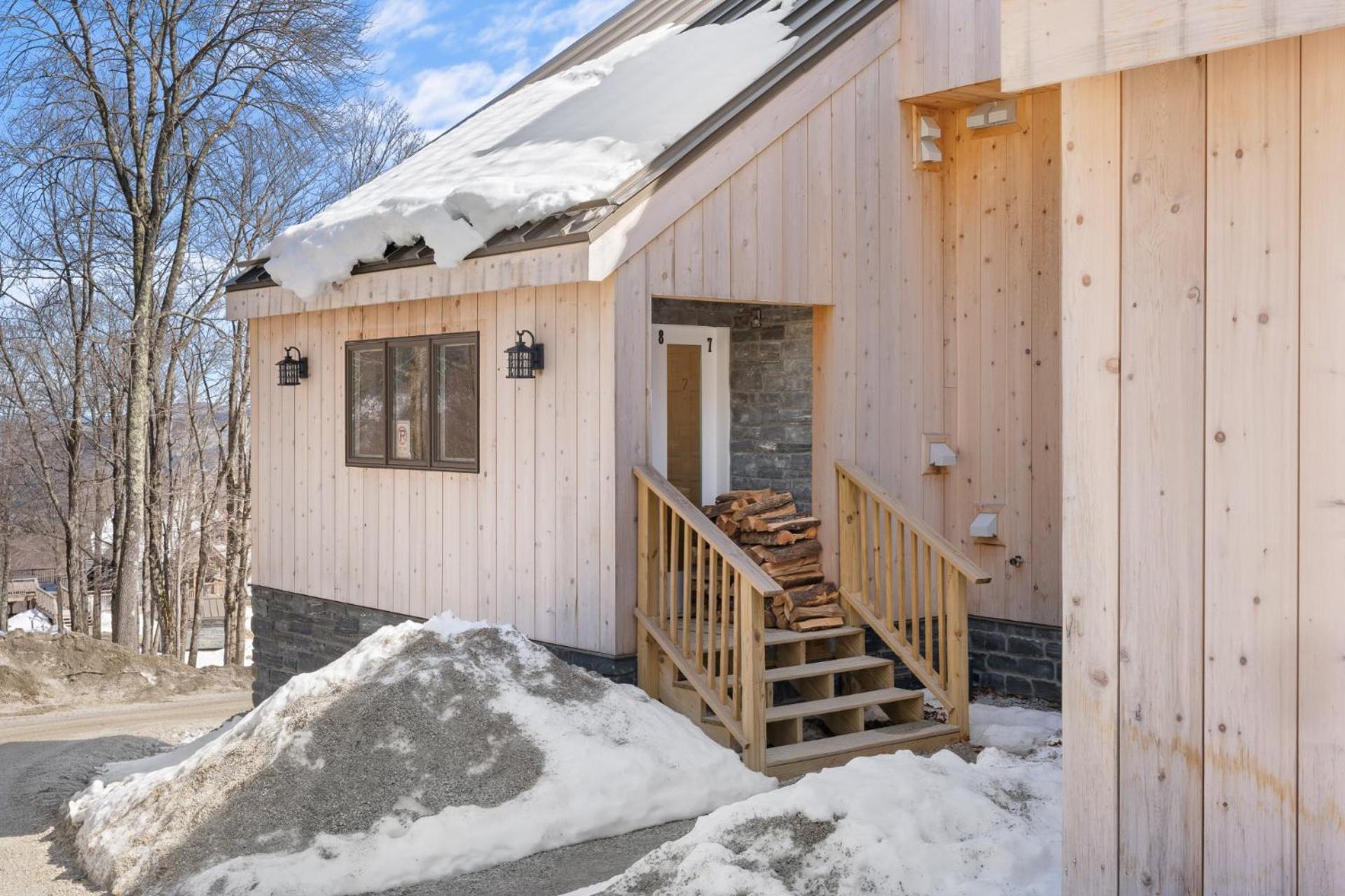 Trailside Village #7 - Slopeside 1BR with Hot Tub, Sauna and BBQ, Ski In Ski Out