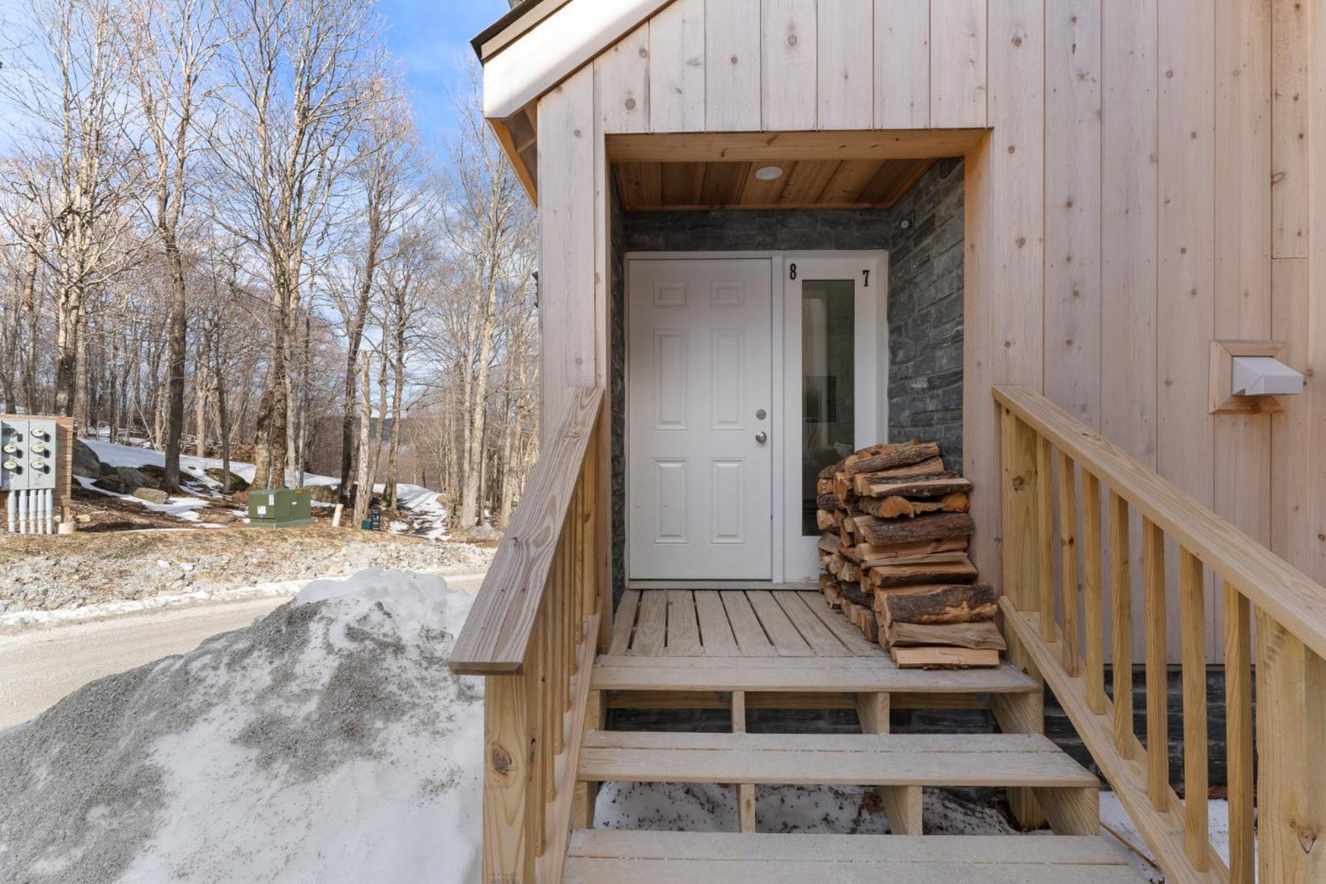 Trailside Village #7 - Slopeside 1BR with Hot Tub, Sauna and BBQ, Ski In Ski Out