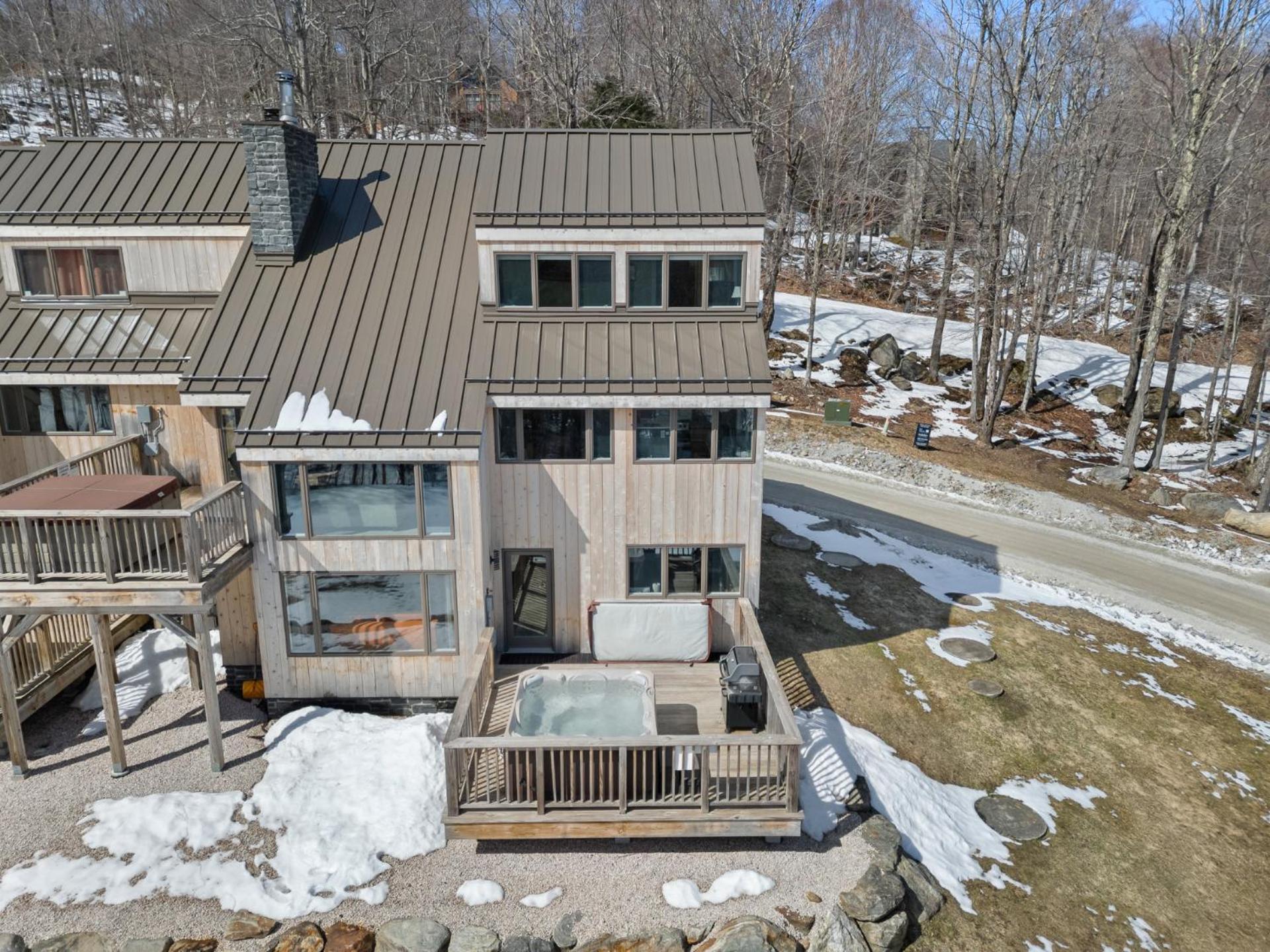 Trailside Village #7 - Slopeside 1BR with Hot Tub, Sauna and BBQ, Ski In Ski Out