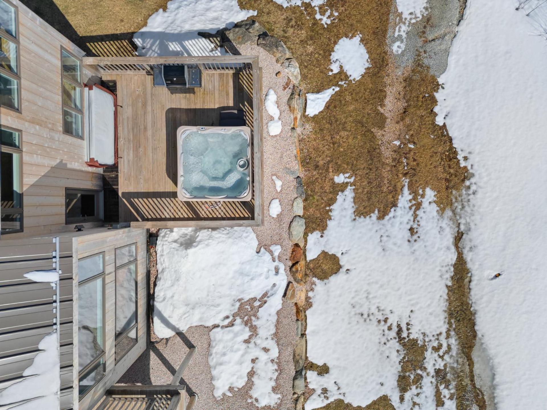 Trailside Village #7 - Slopeside 1BR with Hot Tub, Sauna and BBQ, Ski In Ski Out