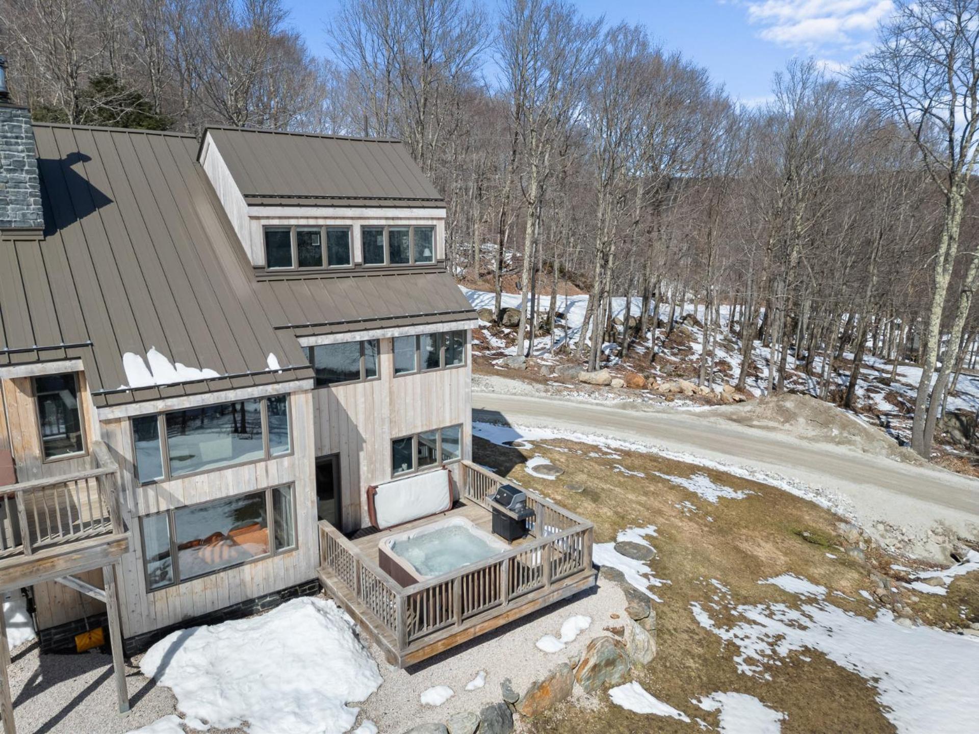 Trailside Village #7 - Slopeside 1BR with Hot Tub, Sauna and BBQ, Ski In Ski Out