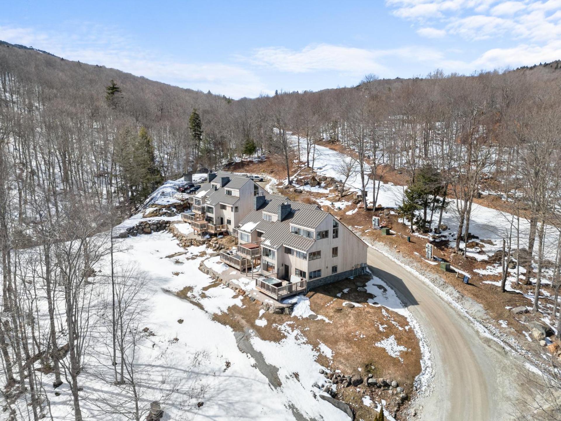 Trailside Village #7 - Slopeside 1BR with Hot Tub, Sauna and BBQ, Ski In Ski Out