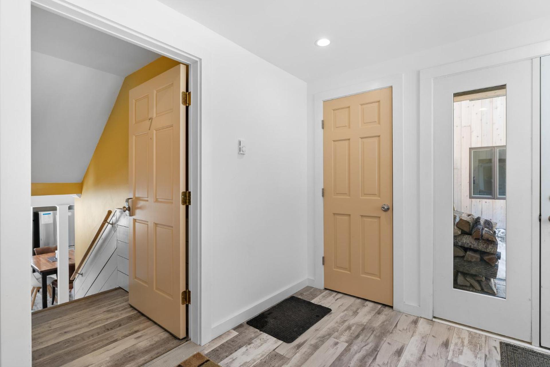Trailside Village #7 - Slopeside 1BR with Hot Tub, Sauna and BBQ, Ski In Ski Out