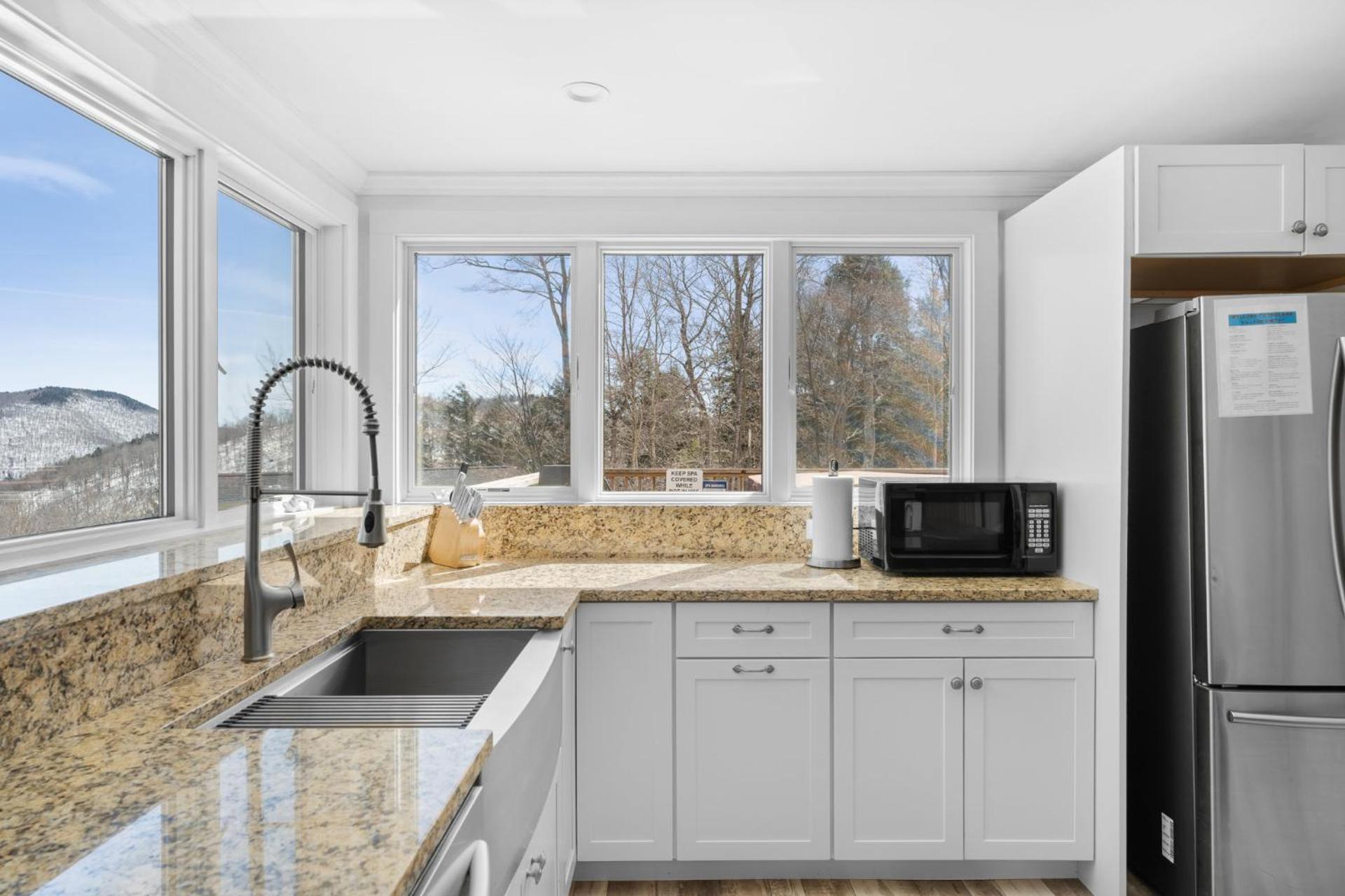 Trailside Village #7 - Slopeside 1BR with Hot Tub, Sauna and BBQ, Ski In Ski Out