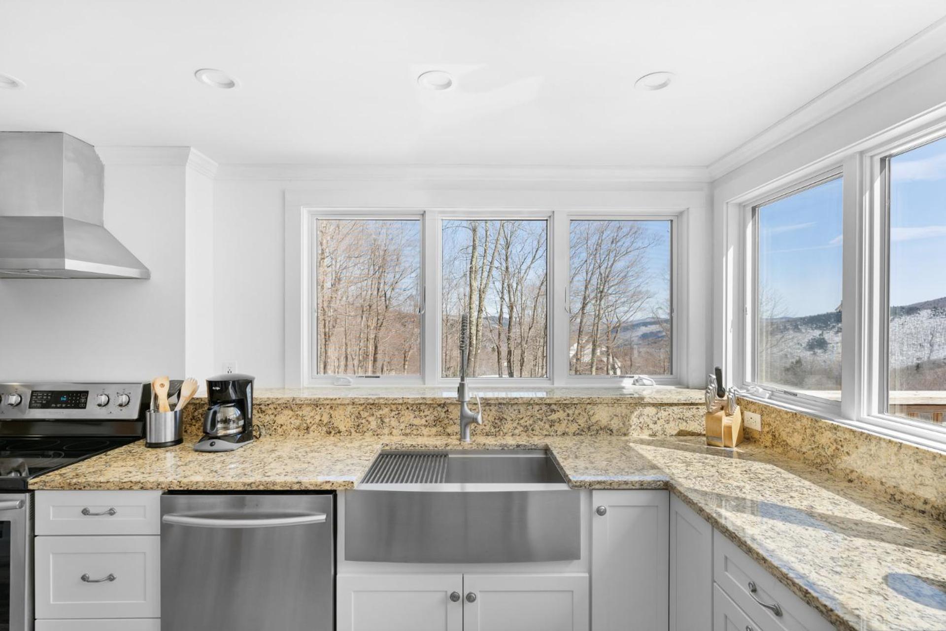 Trailside Village #7 - Slopeside 1BR with Hot Tub, Sauna and BBQ, Ski In Ski Out
